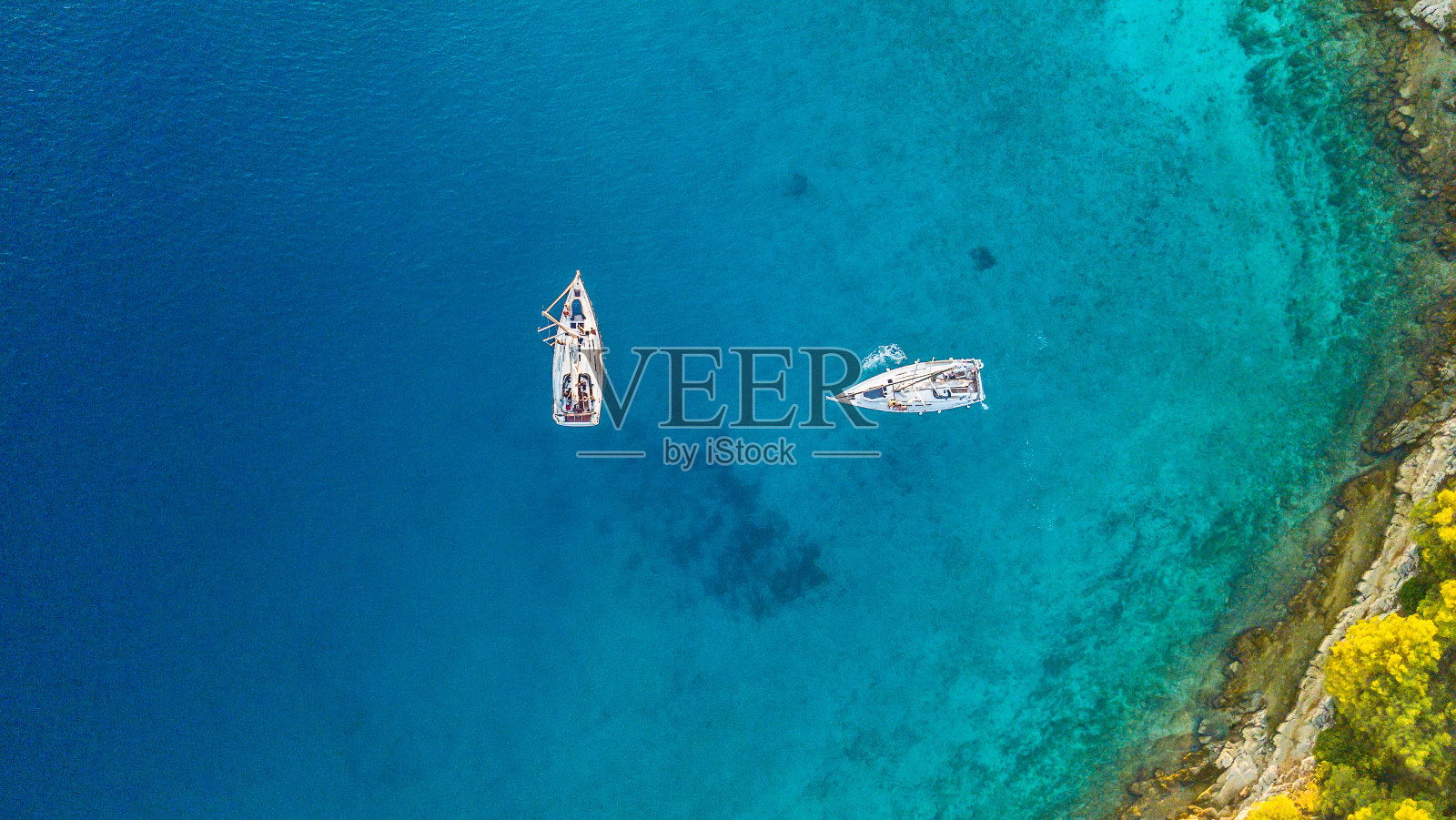 鸟瞰图两艘帆船锚泊在暗礁附近照片摄影图片