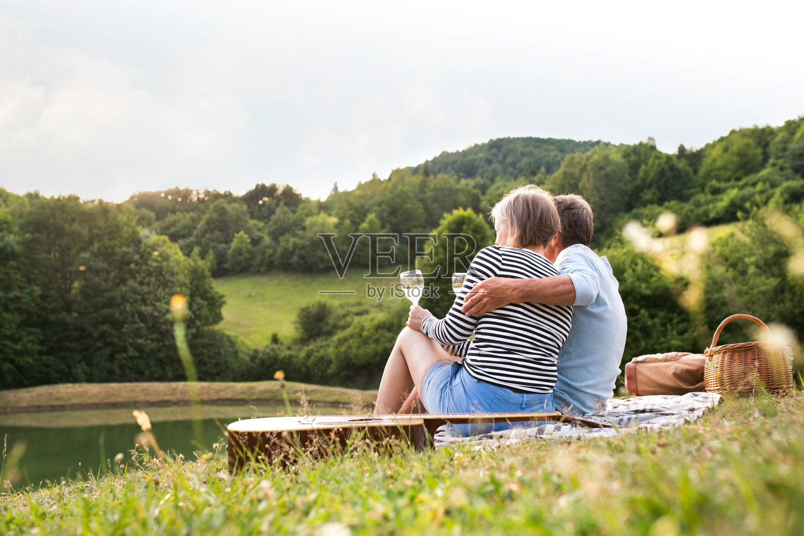 一对老年夫妇在湖边野餐照片摄影图片