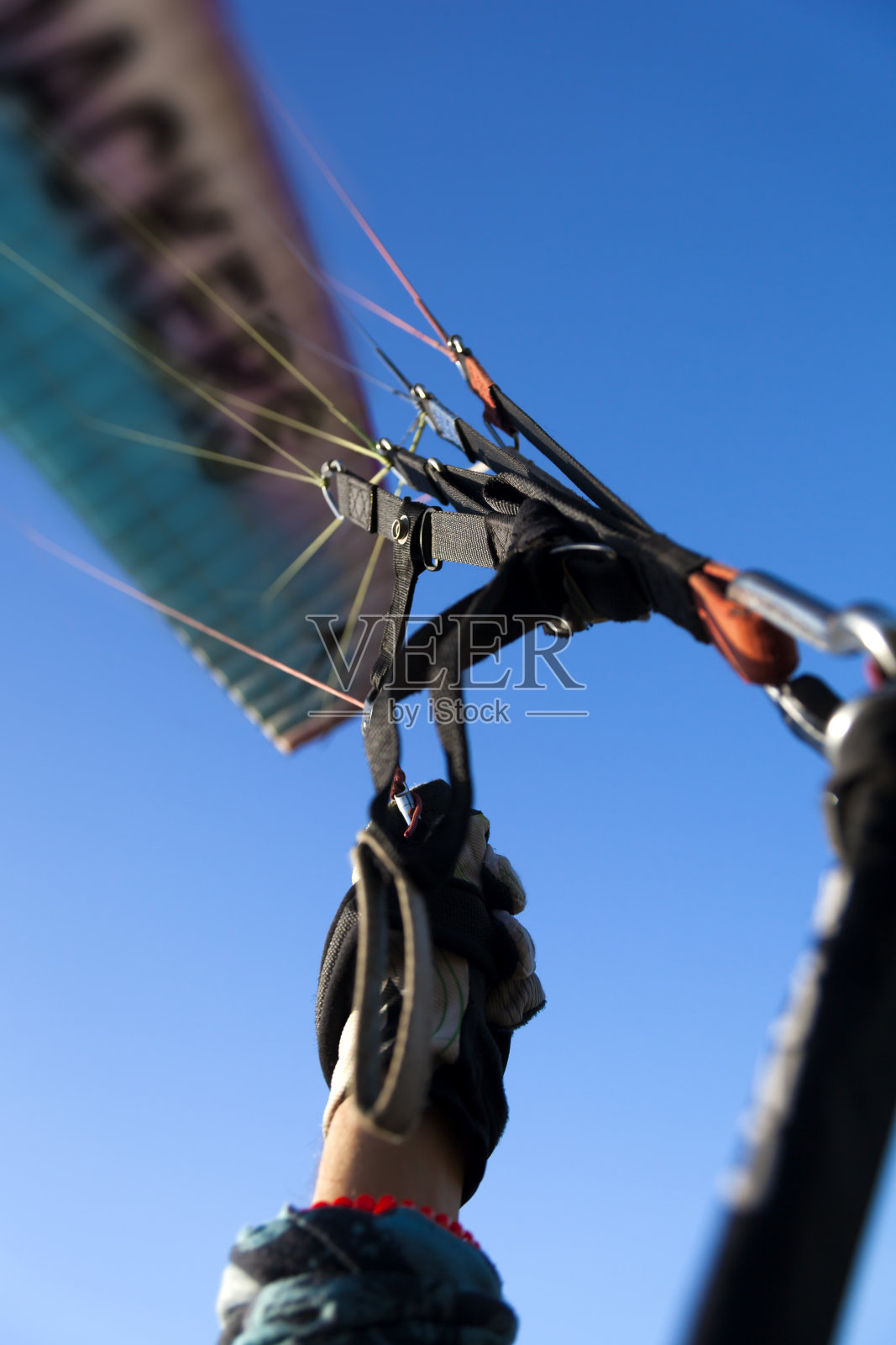 冒险摄影师用滑翔伞飞行照片摄影图片