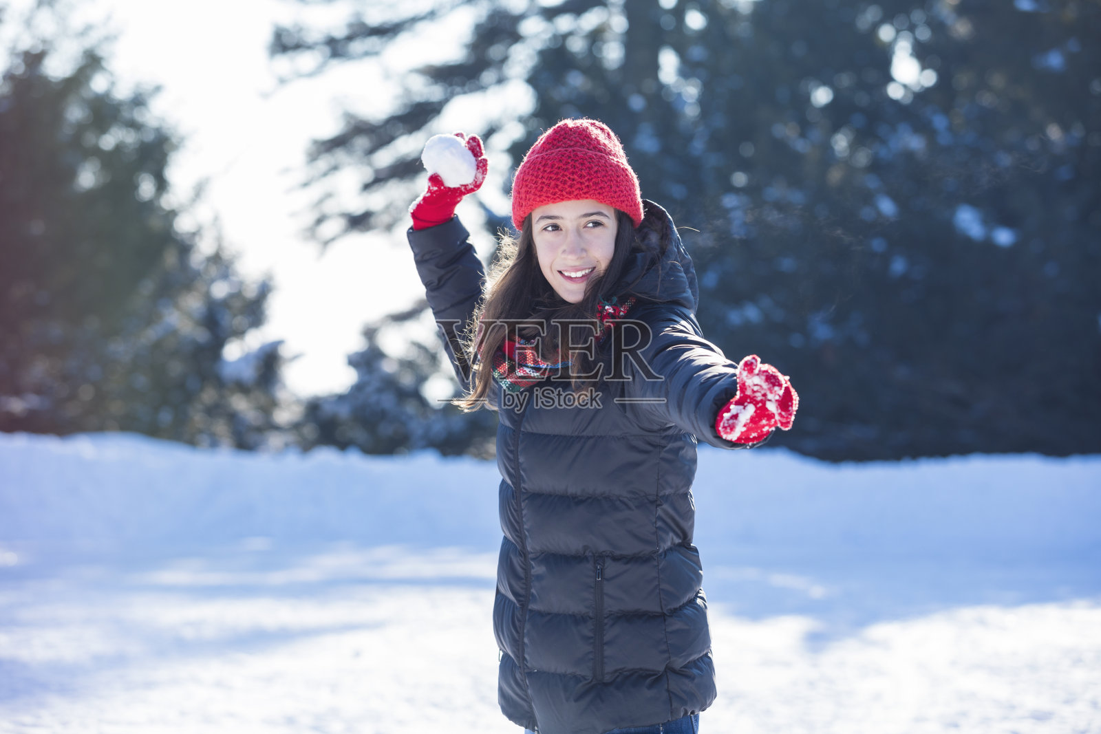 十几岁的女孩喜欢打雪仗照片摄影图片