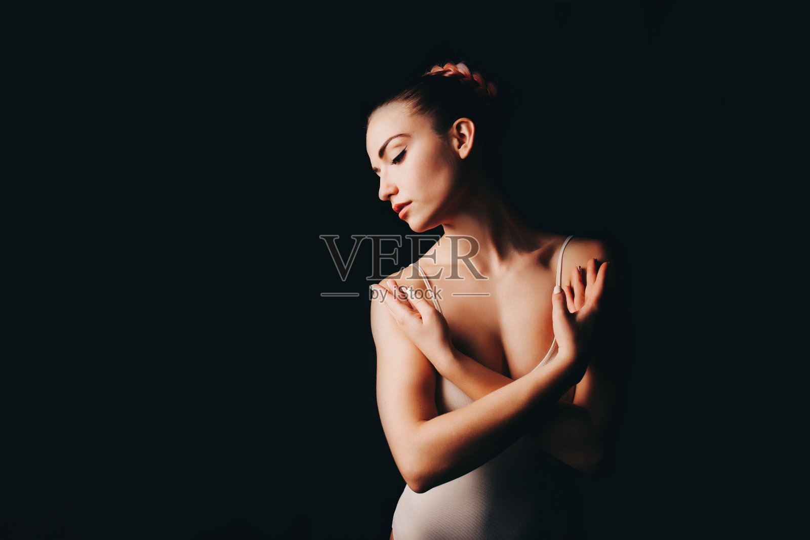 黑色背景上的芭蕾舞女演员。照片摄影图片