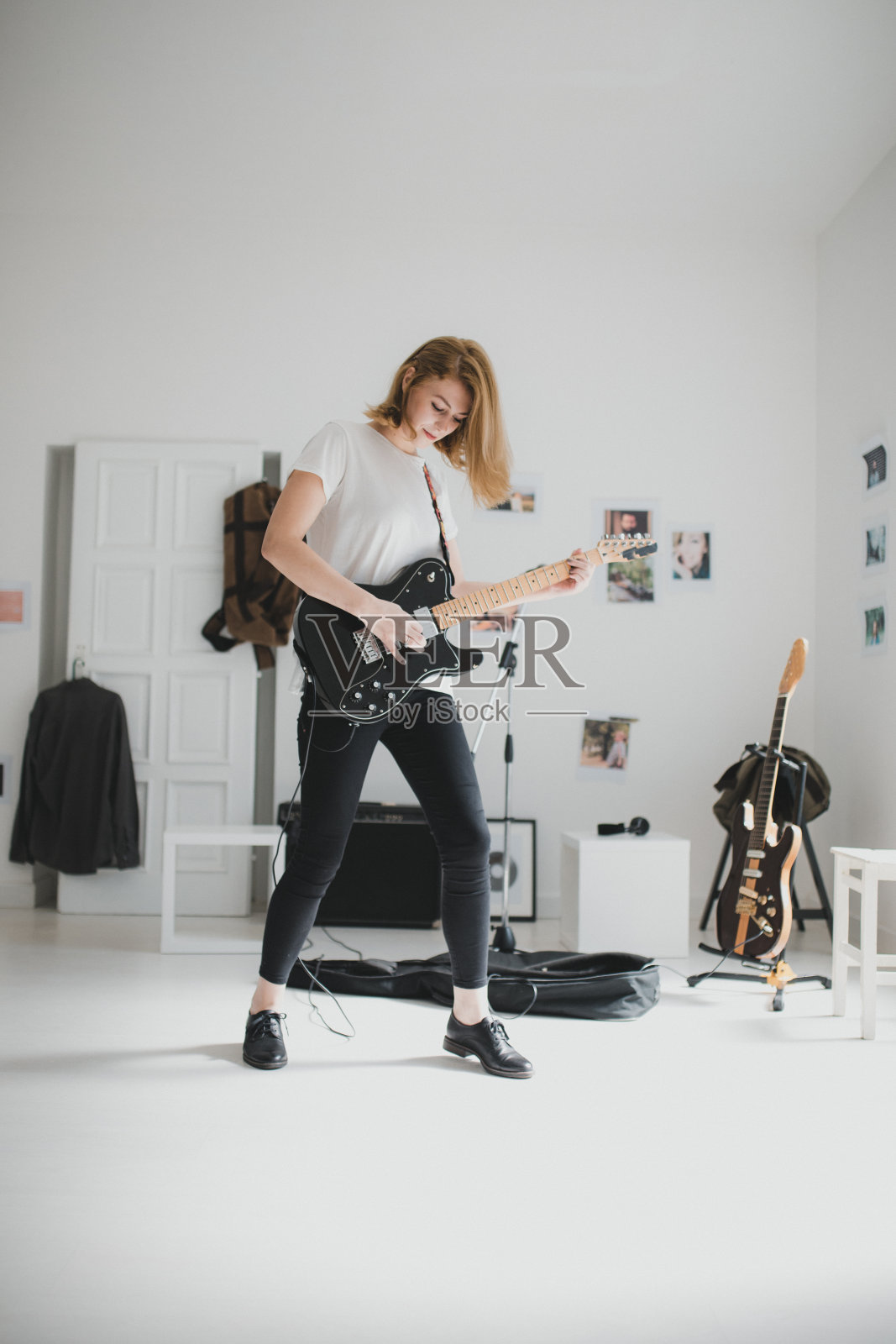 弹奏电吉他的女子照片摄影图片