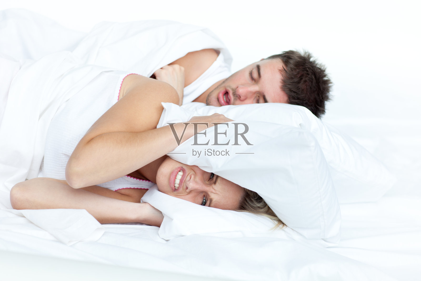 睡在床上的男朋友在打呼噜照片摄影图片