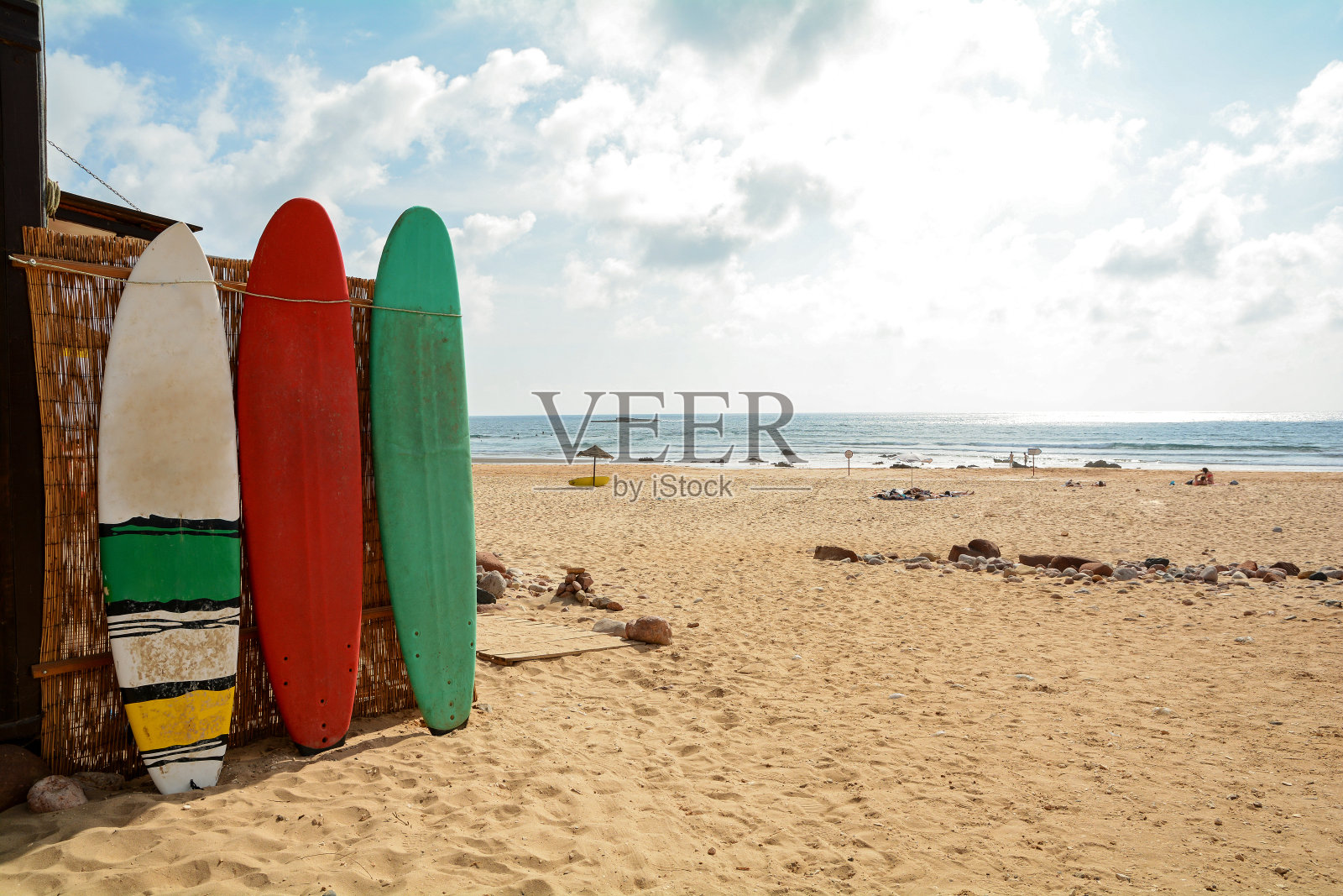 冲浪板在普拉亚多阿马多，海滩和冲浪者地点，葡萄牙阿尔加维照片摄影图片