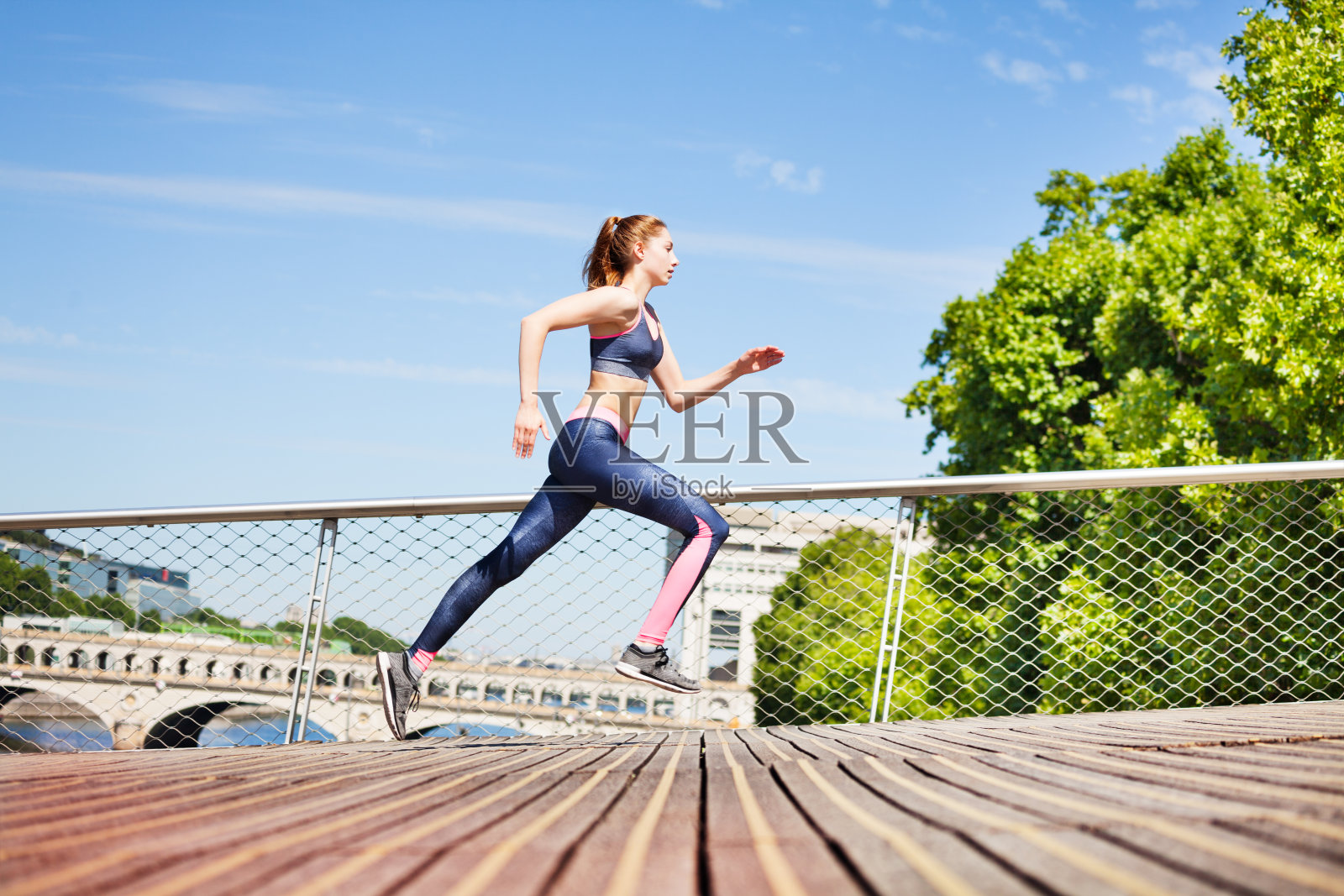 女运动员在户外疾驰过桥照片摄影图片