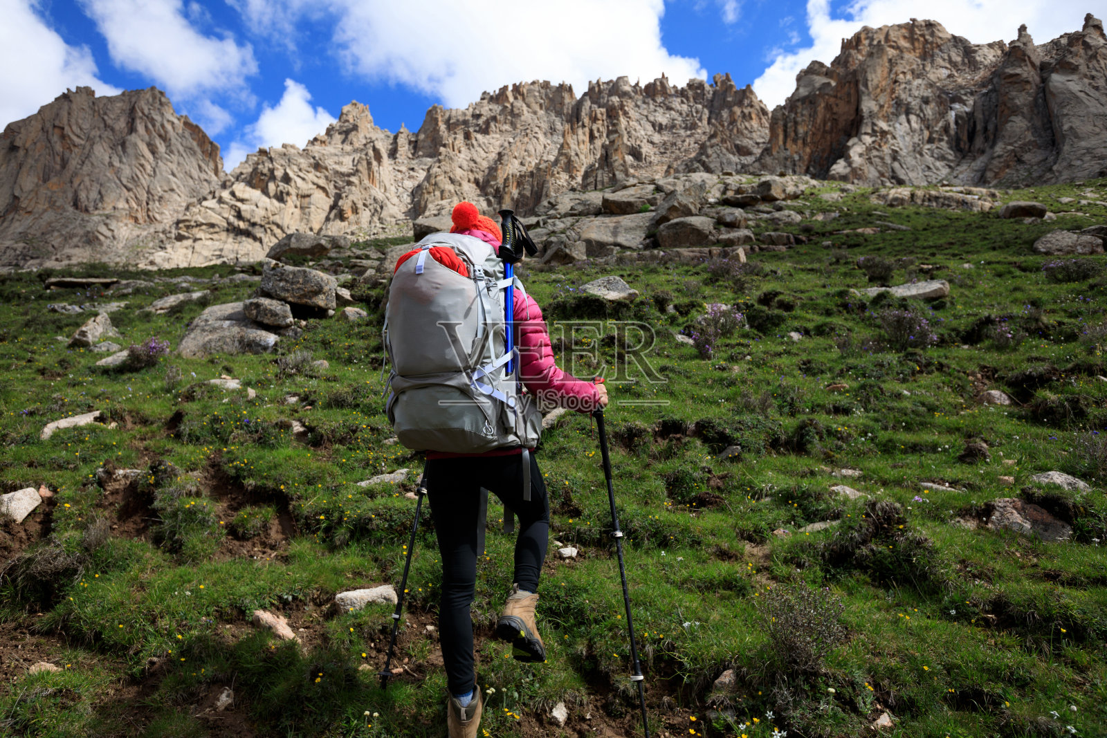 背着背包在山上徒步旅行的女人照片摄影图片