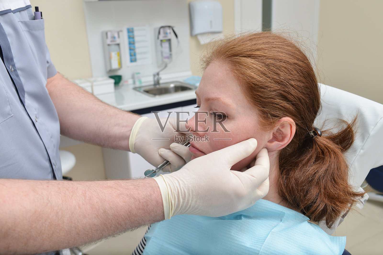男牙医在诊所为女病人检查，在牙科诊所治疗。照片摄影图片