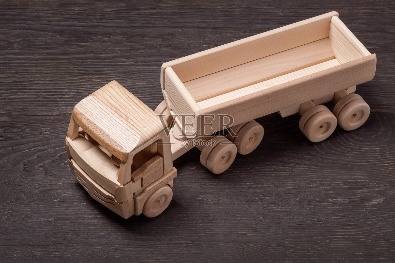 木制玩具车，俯视图。照片摄影图片