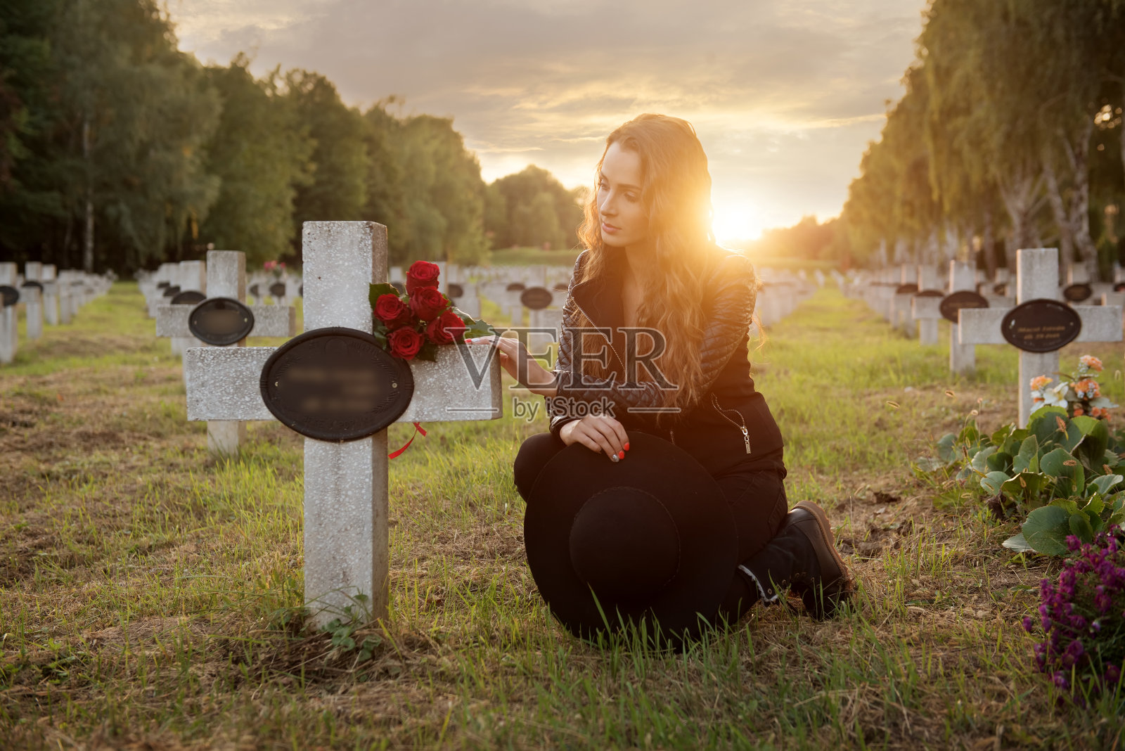 墓地里的悲伤女人照片摄影图片