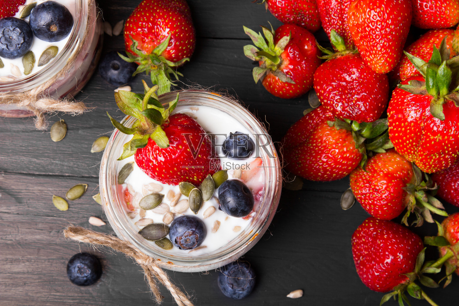 美味的甜点——酸奶配草莓和蓝莓照片摄影图片
