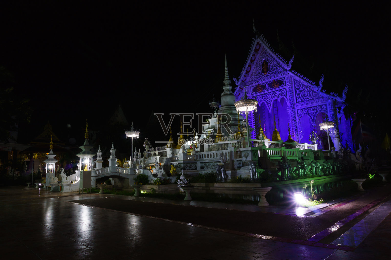 景观景观公共古缅甸风格清莱寺打开彩色灯光在晚上。lampang,泰国。照片摄影图片