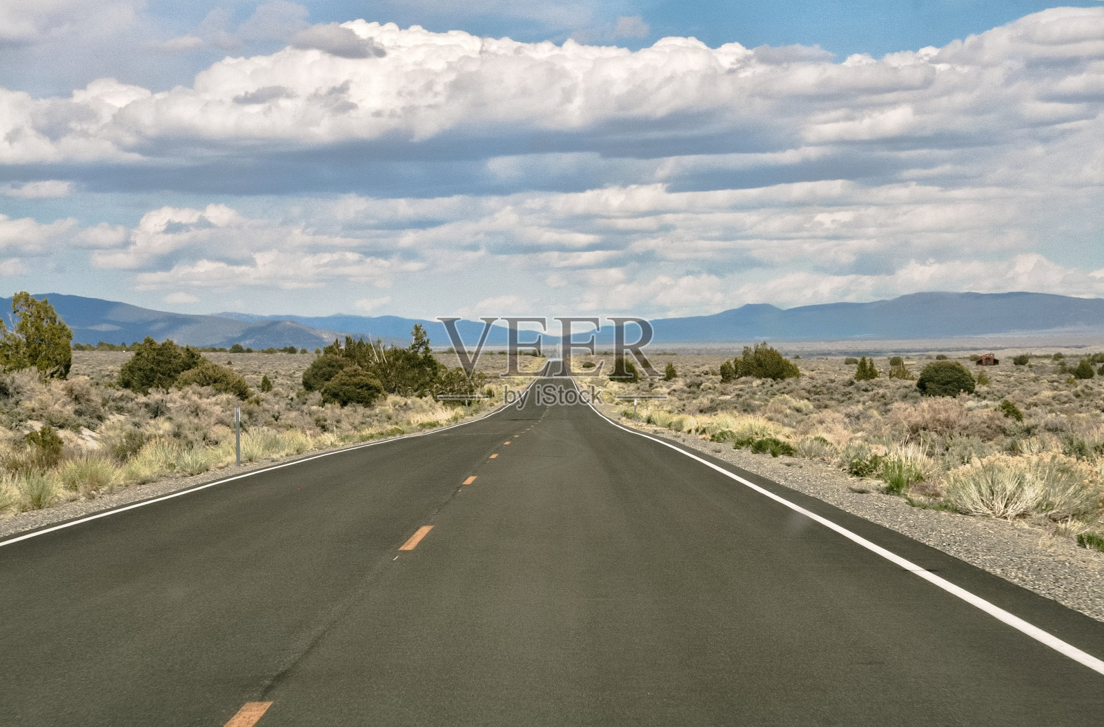 这是一条穿越美洲沙漠的又长又直的路照片摄影图片