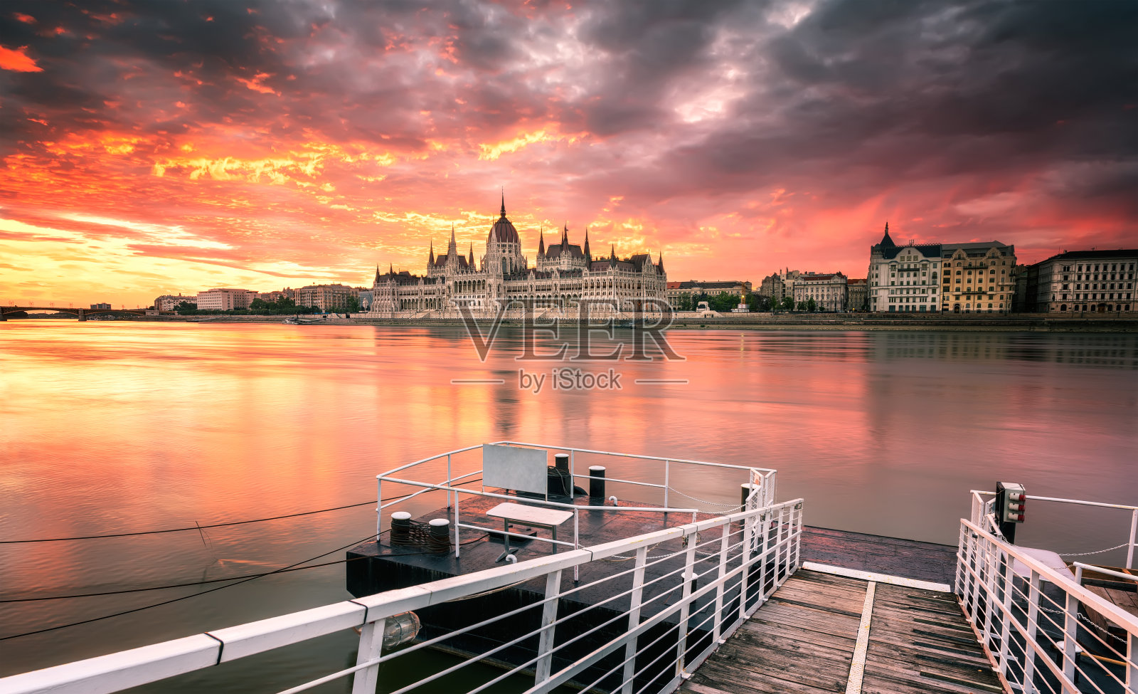 黎明时分的布达佩斯议会照片摄影图片