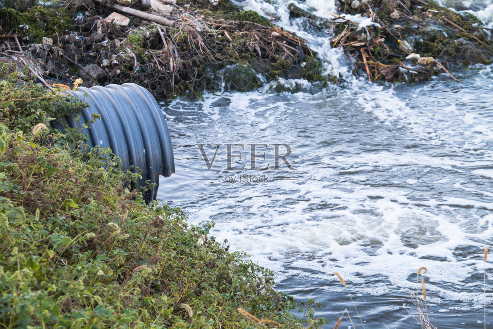 工业废水排入河中照片摄影图片