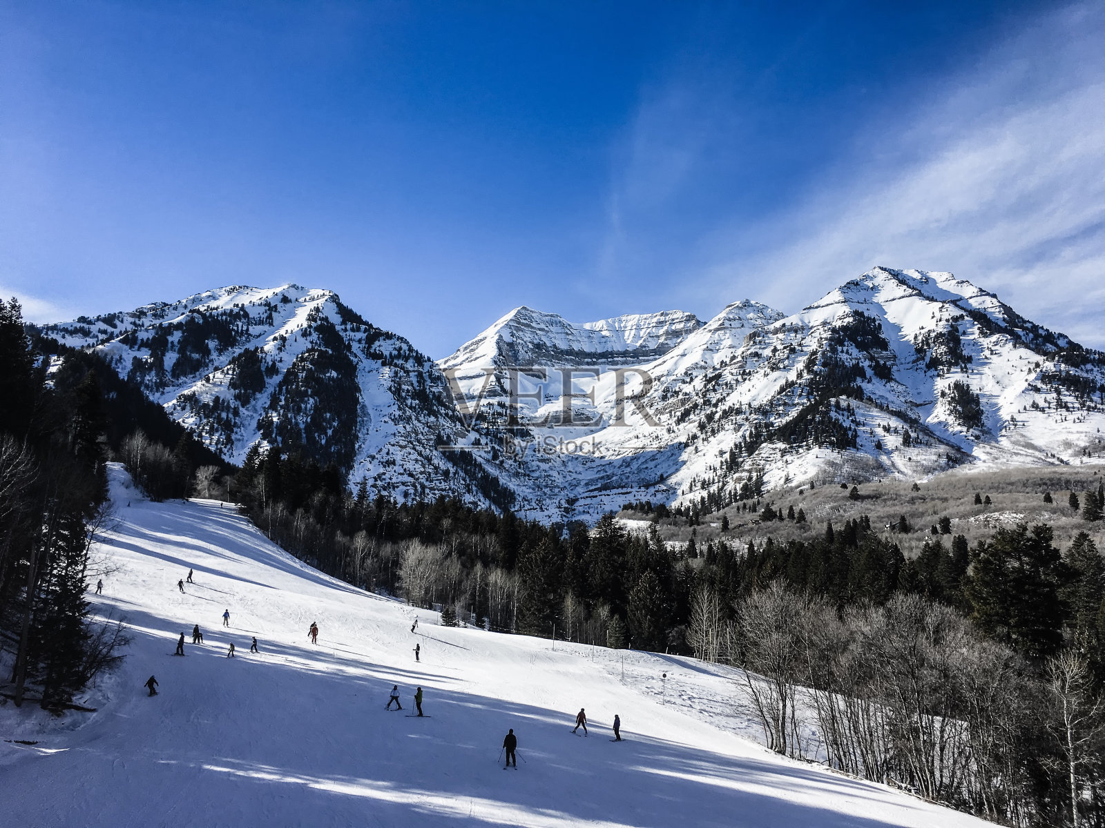 人们从山上滑雪下来照片摄影图片