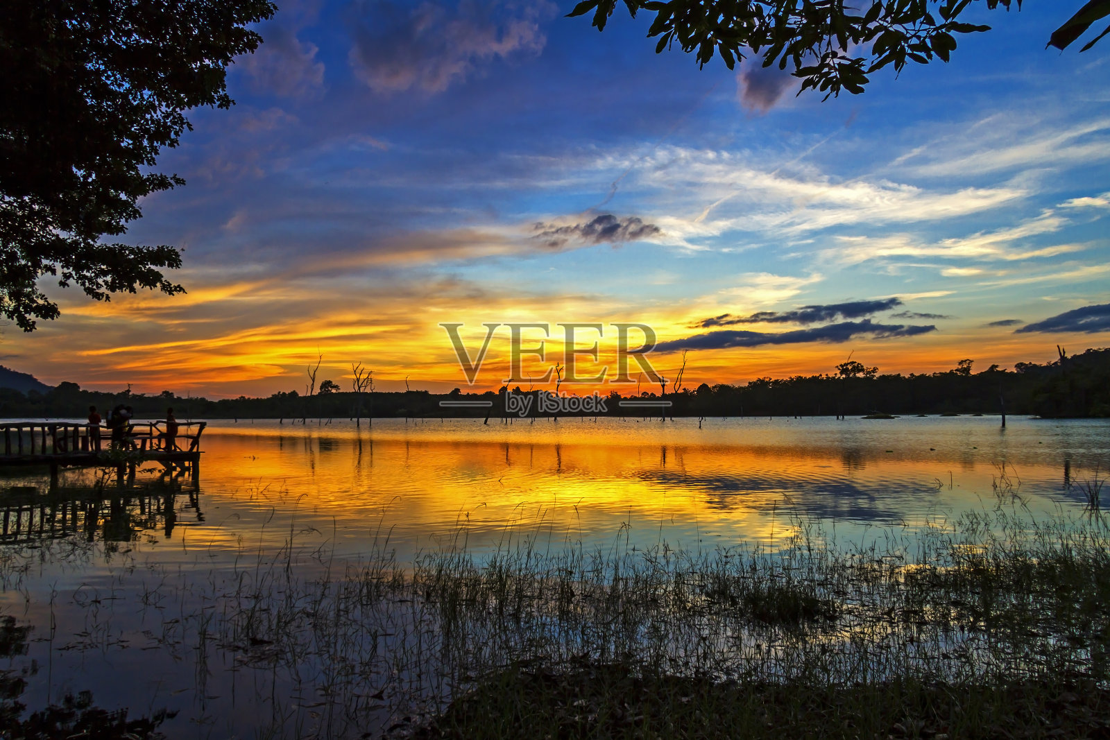 Mukdahan国家湖上的日落美景照片摄影图片
