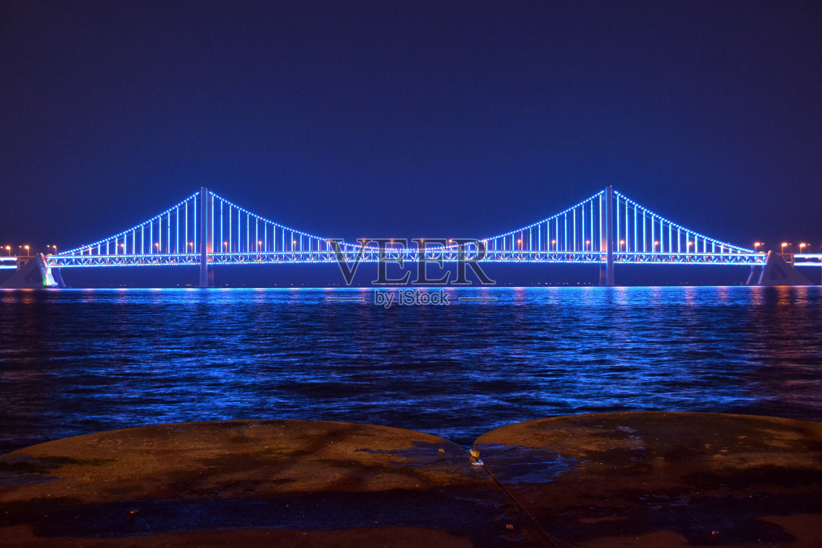 大连夜市的彩桥照片摄影图片