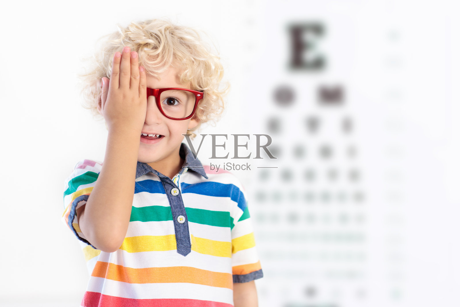 儿童视力测试。孩子在optitian。眼镜的孩子。照片摄影图片