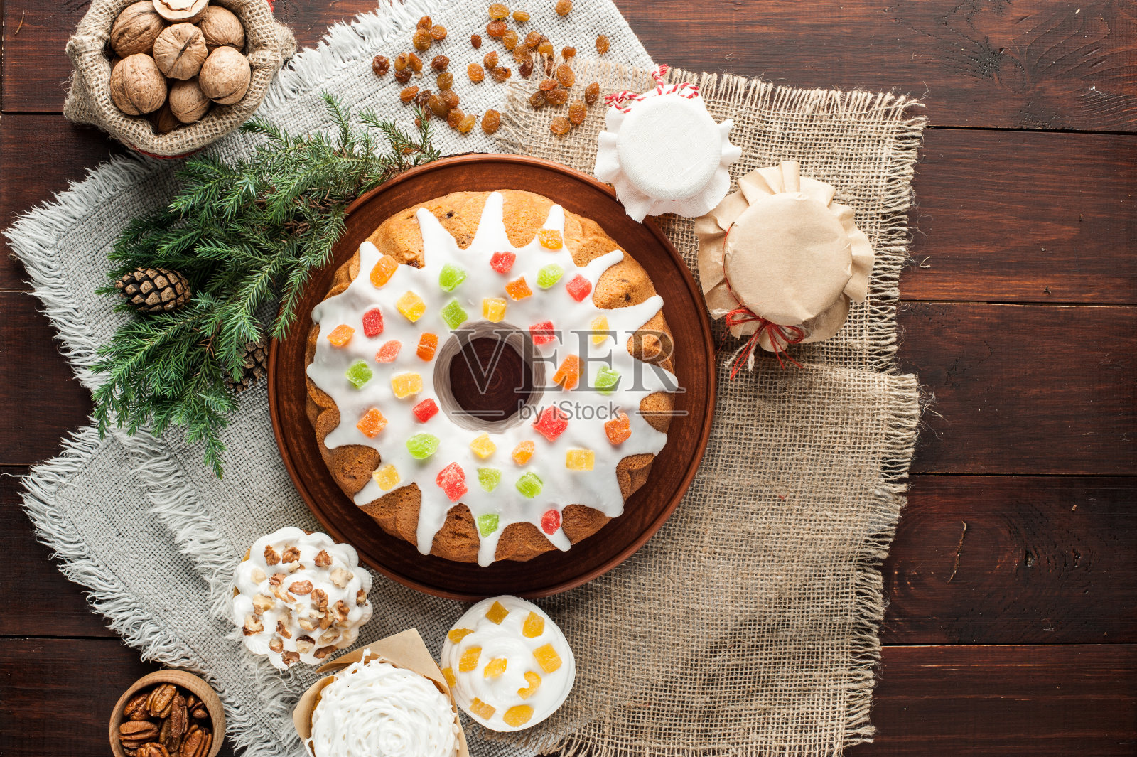 传统装饰的圣诞蛋糕放在木桌上照片摄影图片