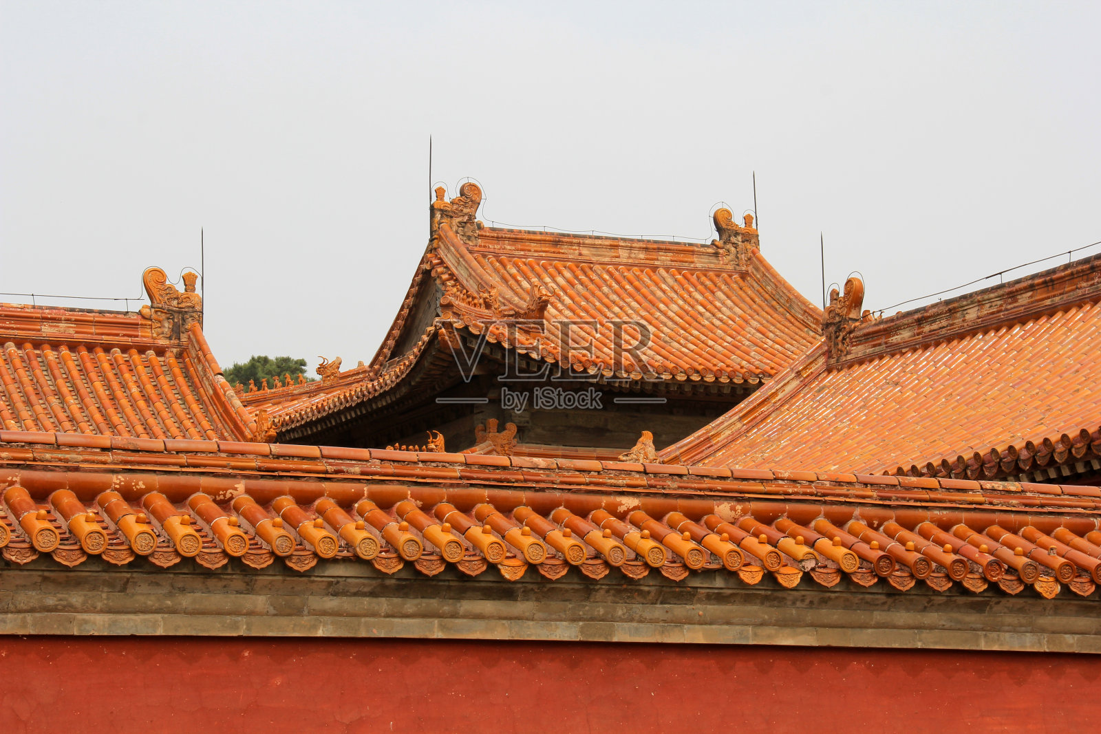 2012年5月13日，中国河北省遵化市，清代东王陵的中国传统风格的屋顶和墙壁照片摄影图片
