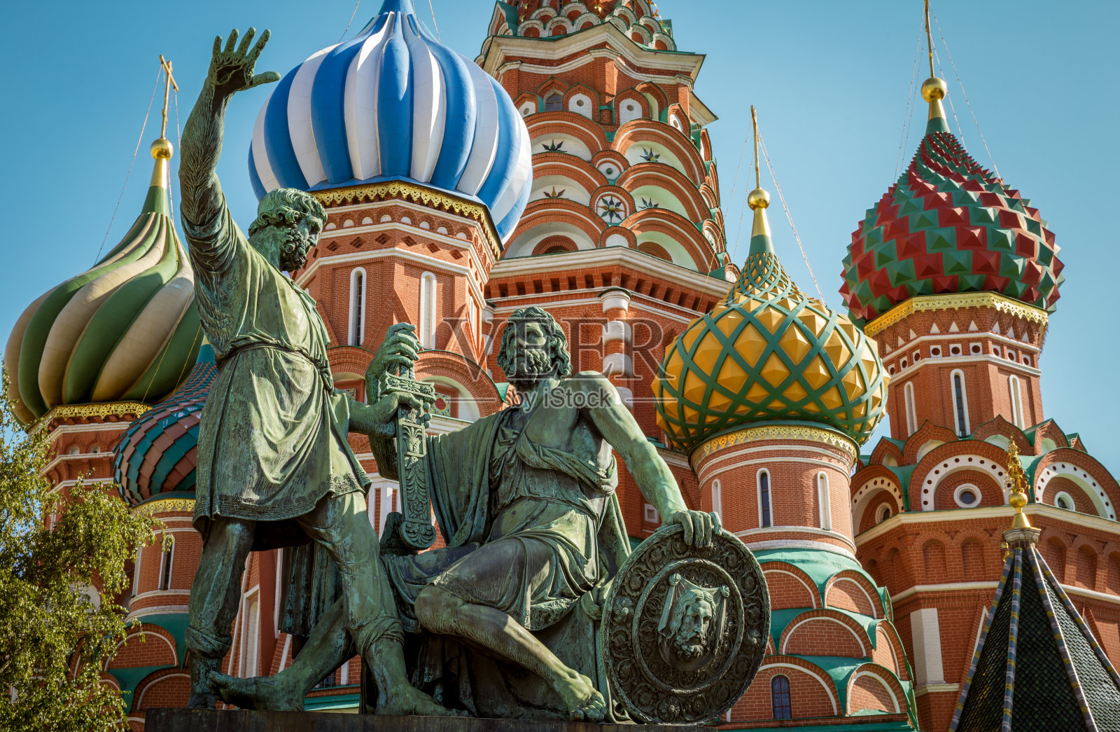俄罗斯莫斯科红场上的圣巴塞尔大教堂和米宁和波扎尔斯基纪念碑照片摄影图片