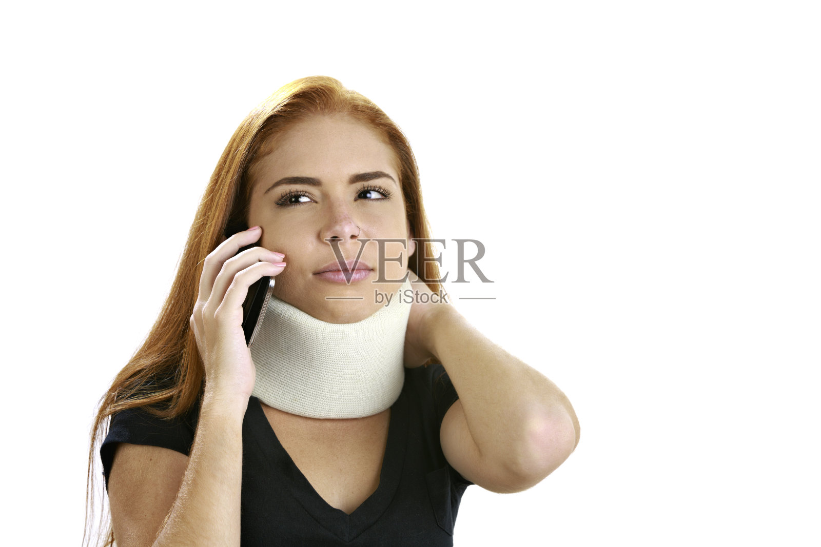 年轻女子因颈部受伤，戴着颈托打电话给保险公司照片摄影图片