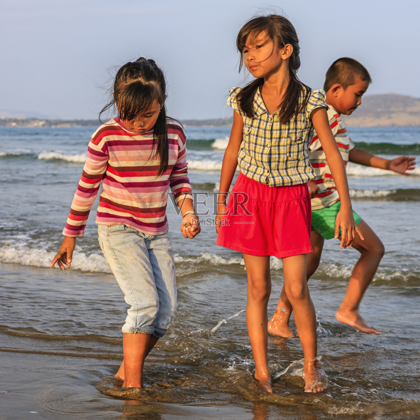 越南海滩上的越南孩子照片摄影图片