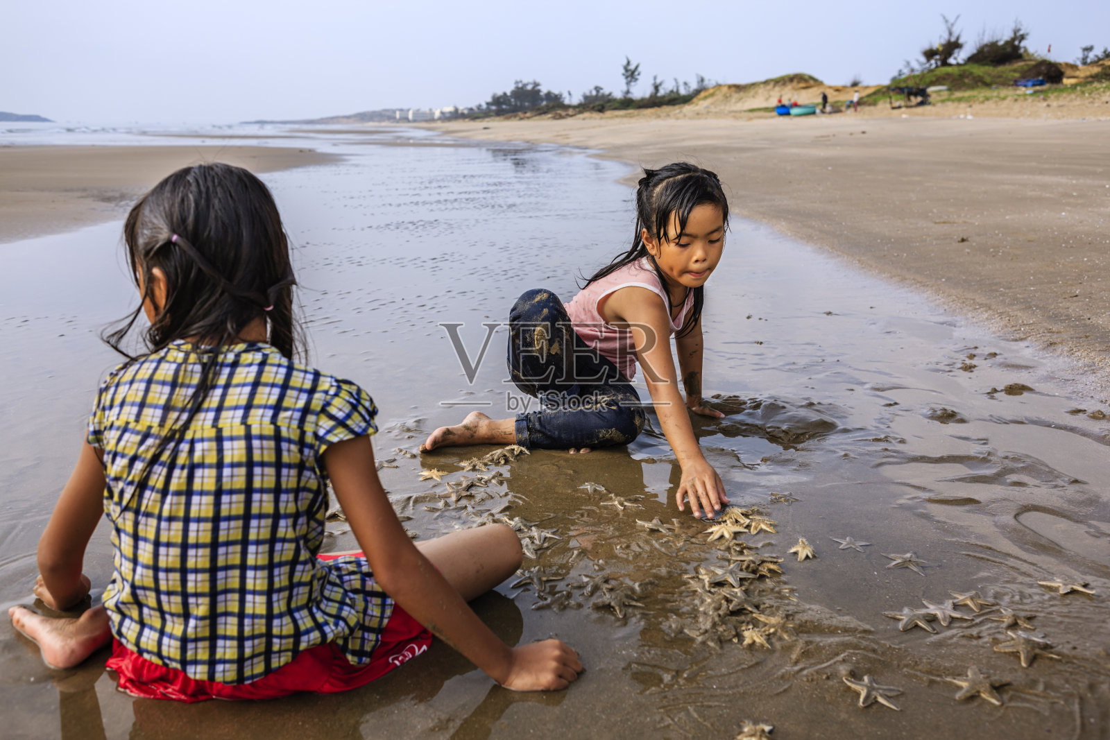 越南的小女孩在海滩上玩耍照片摄影图片