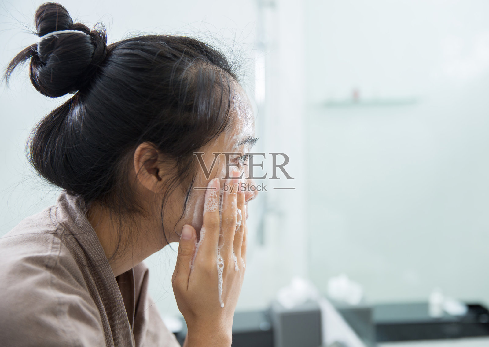 亚洲女性在浴室里用泡沫洗干净照片摄影图片