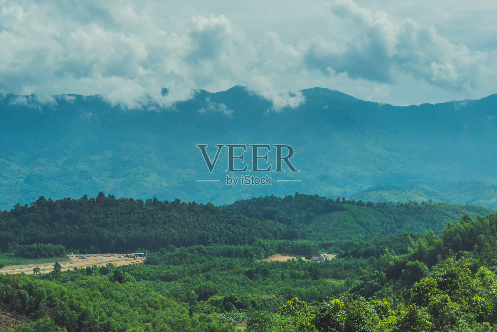 越南大拉特山的美景，清新的氛围，森林中的别墅，小山的印象形态，高山的观景，春季生态旅游的绝佳假期照片摄影图片