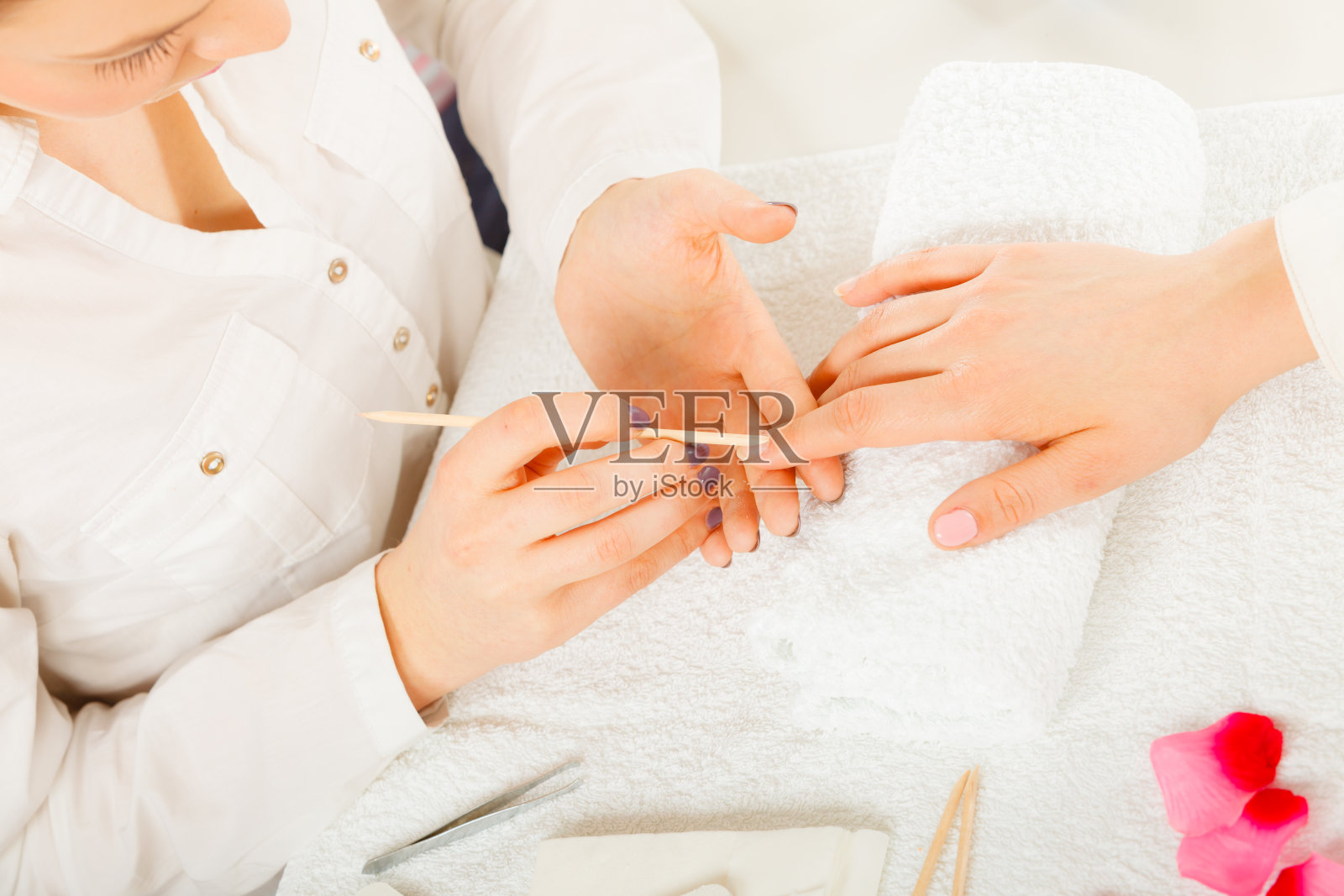 美容师在修指甲前准备指甲，推回角质层照片摄影图片