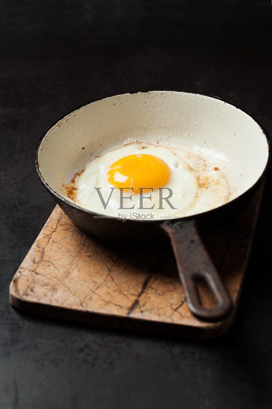 在铸铁平底锅中单面煎鸡蛋照片摄影图片