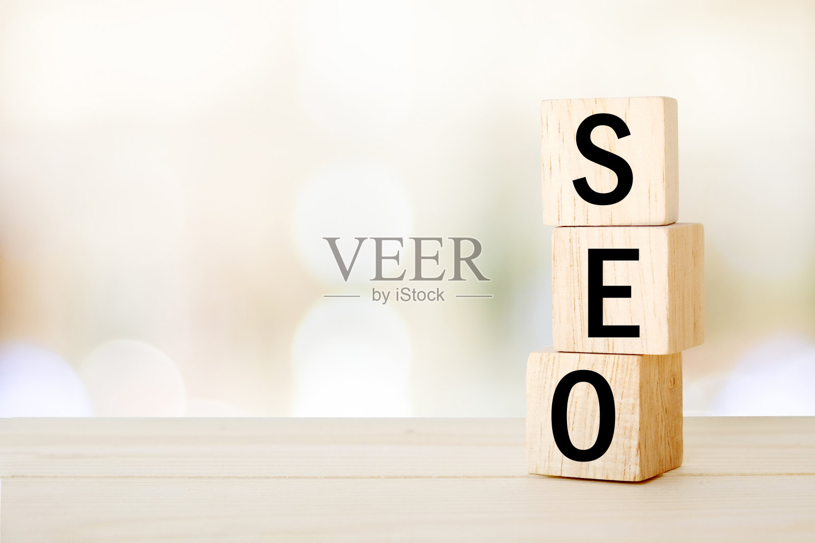 SEO，搜索引擎优化，关于木立方体和模糊散景背景，商业概念，数字营销照片摄影图片