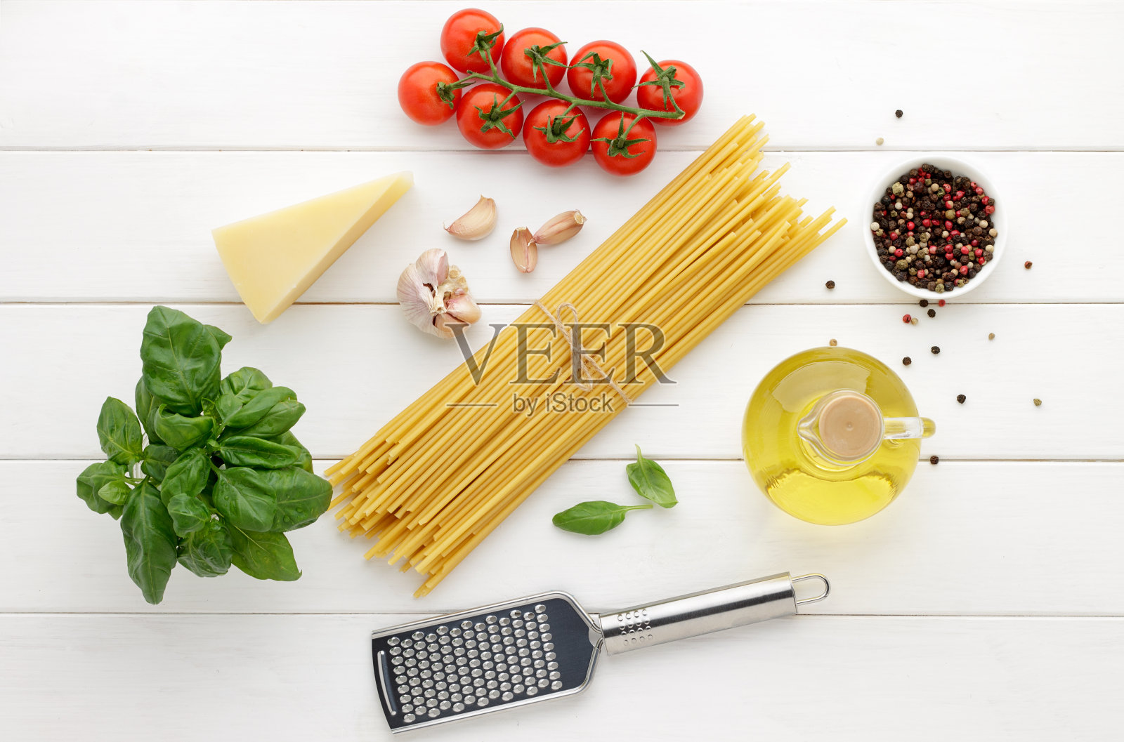 烹饪背景与意大利通心粉食谱配料白木制背景。照片摄影图片