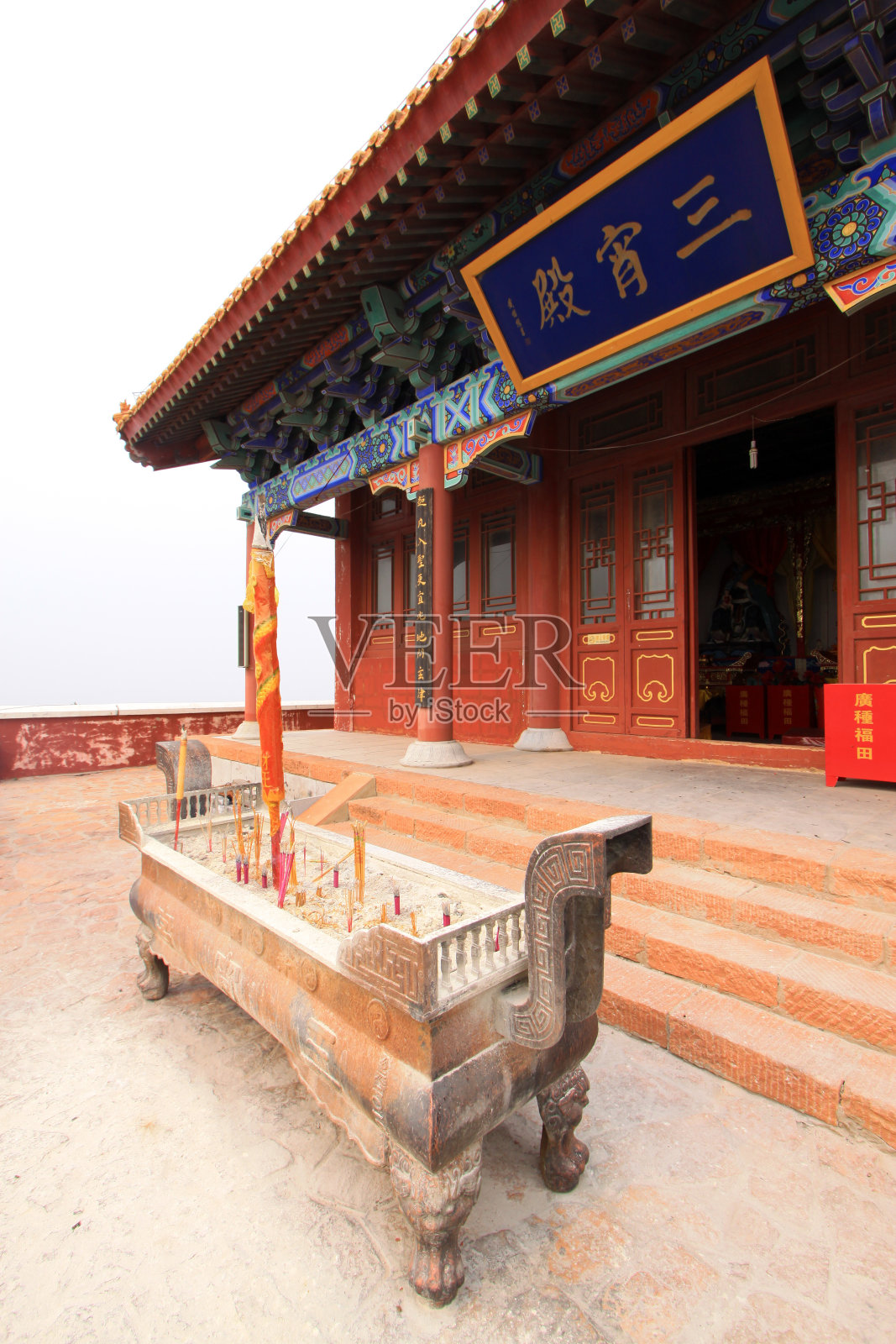 中国一座寺庙中的宗教建筑景观照片摄影图片