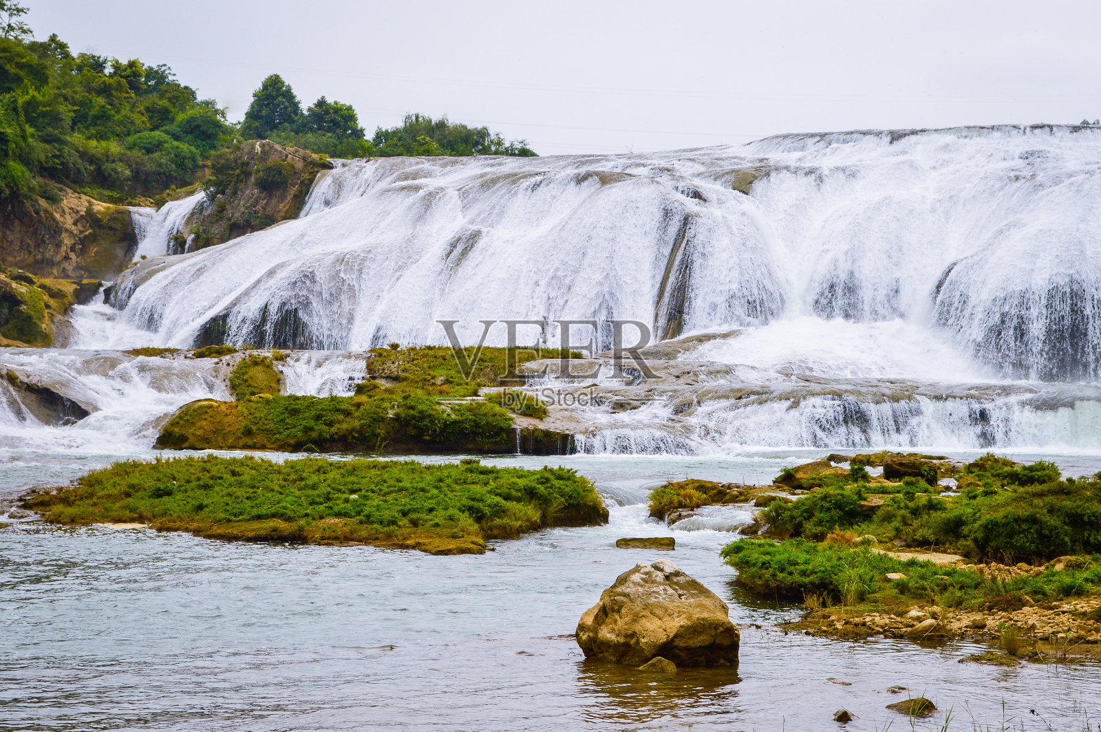 中国贵州土坡塘瀑布位于黄果树风景公园内照片摄影图片