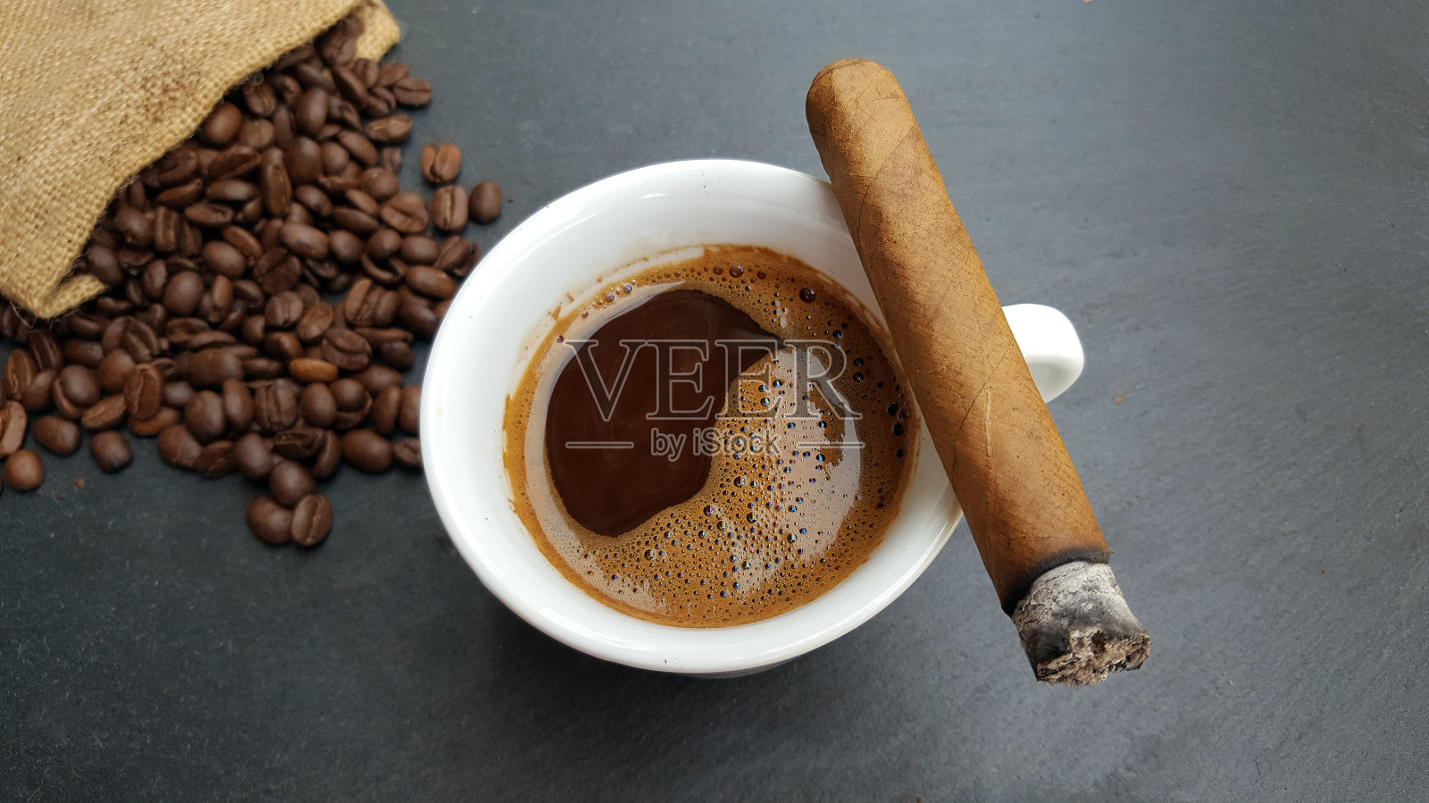 咖啡杯，豆子和雪茄照片摄影图片