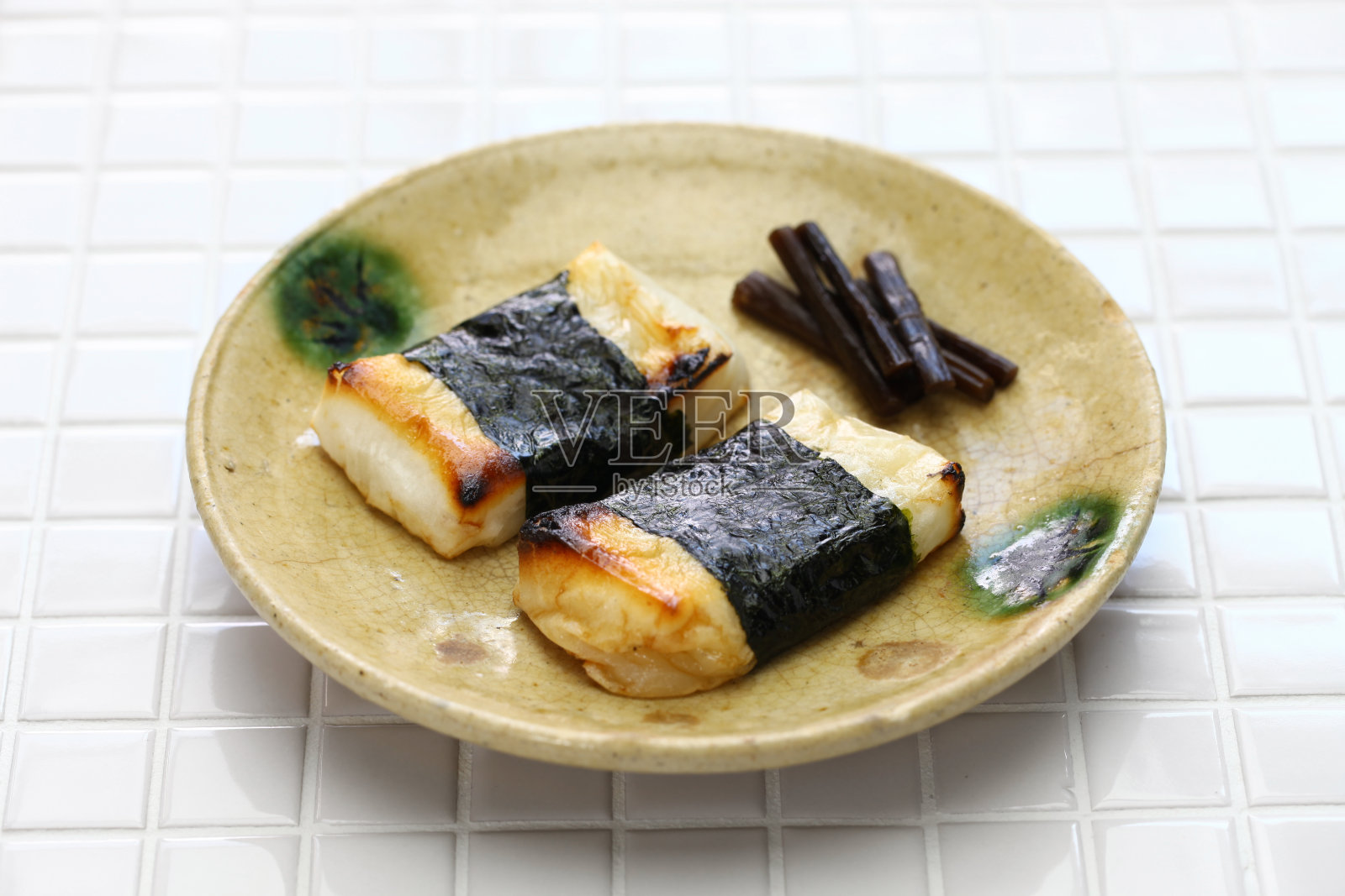 烤麻糬(日本年糕)，包在海苔(海藻)里照片摄影图片