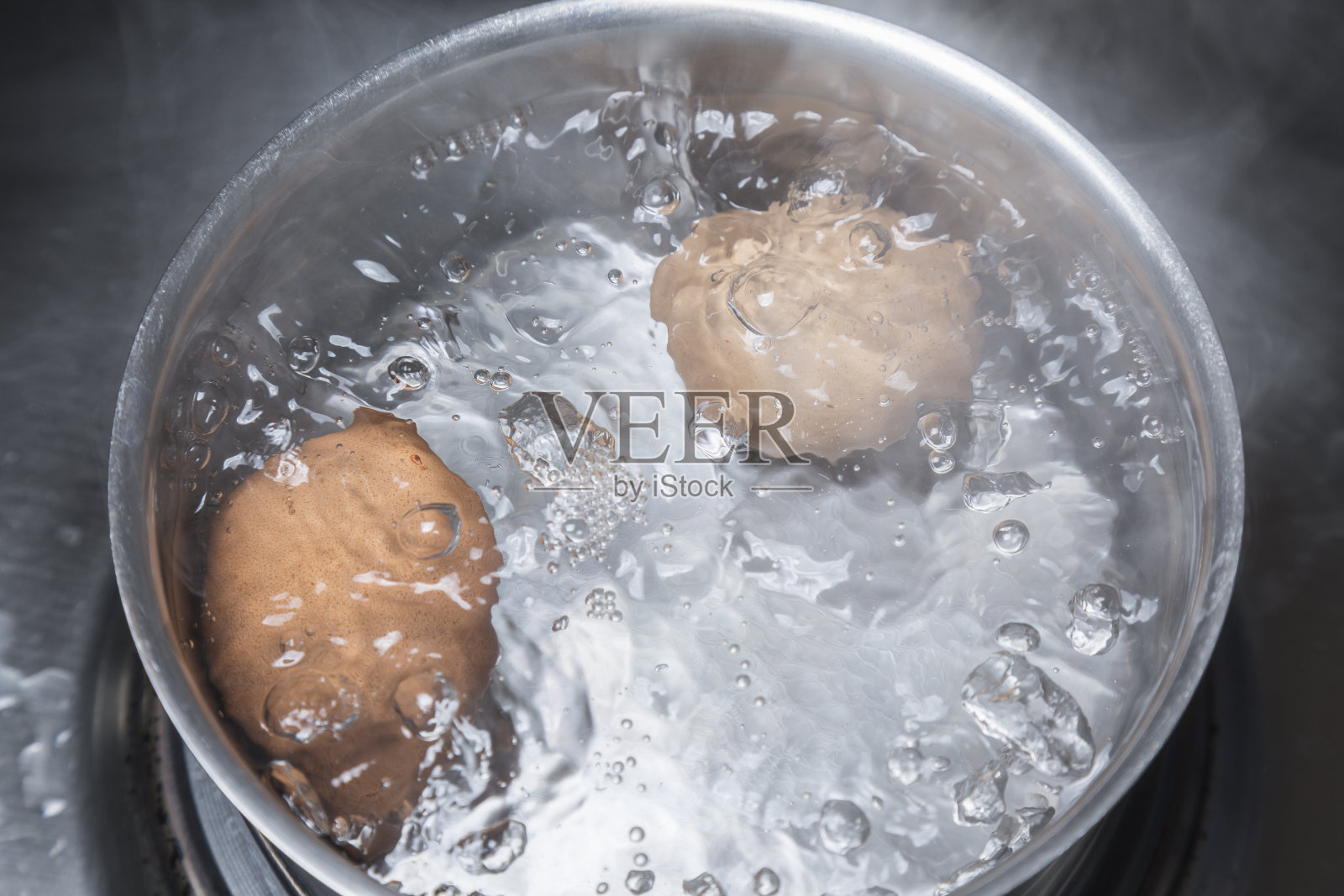 沸水中的鸡蛋照片摄影图片