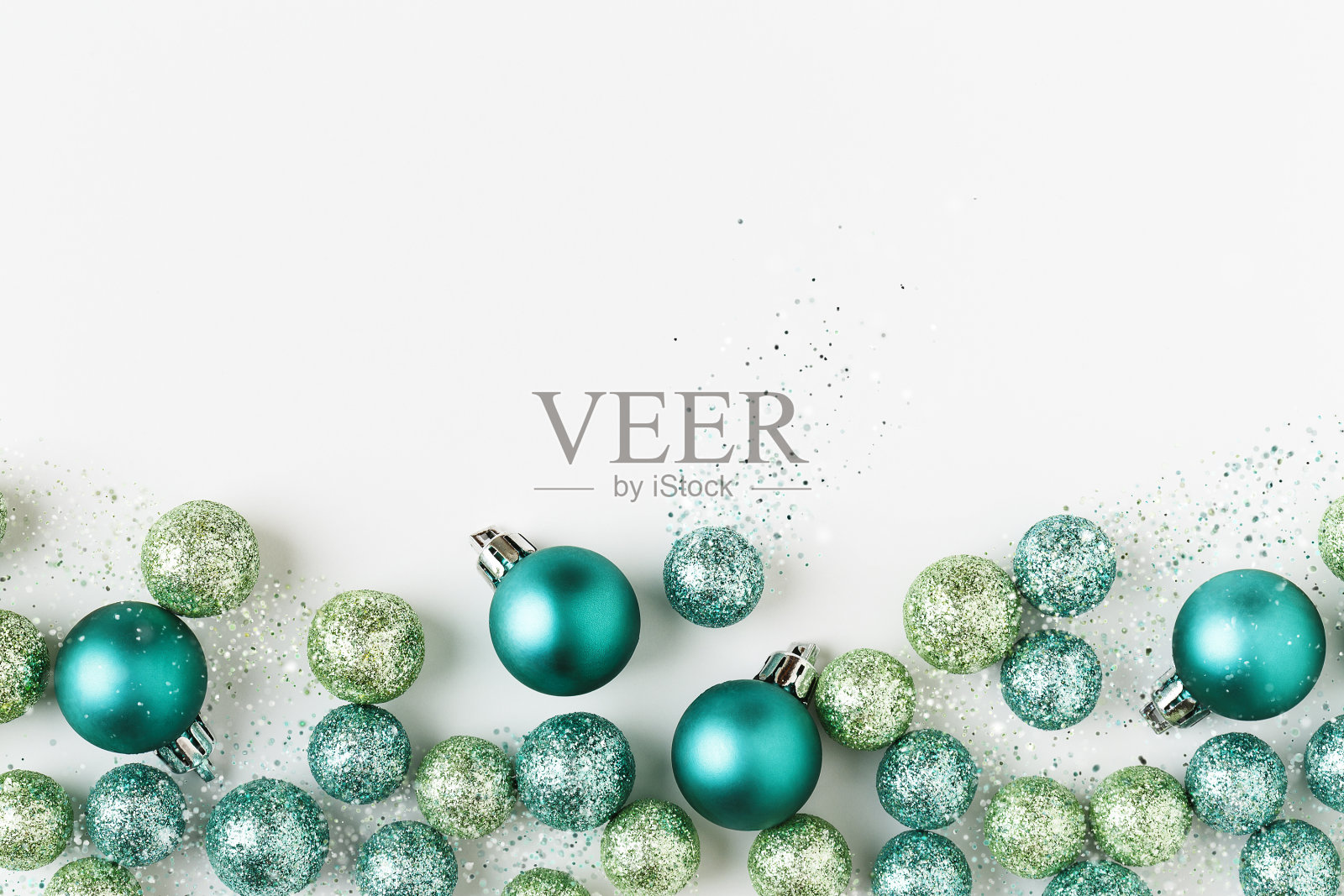 美丽，明亮，现代圣诞节日装饰装饰在当代时尚的蓝色和绿色与闪闪发光的白色背景特殊效果。水平边框横幅图像。照片摄影图片