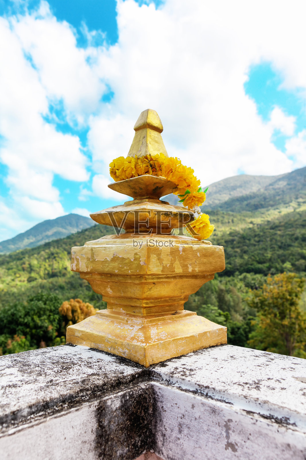 泰国科帕颜，恰洛姆的中国桑桑寺观音寺金塔照片摄影图片