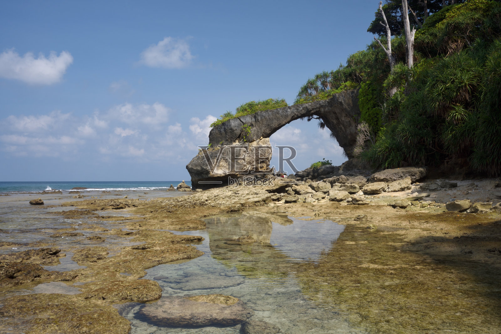 退潮时尼尔岛的天然珊瑚桥照片摄影图片