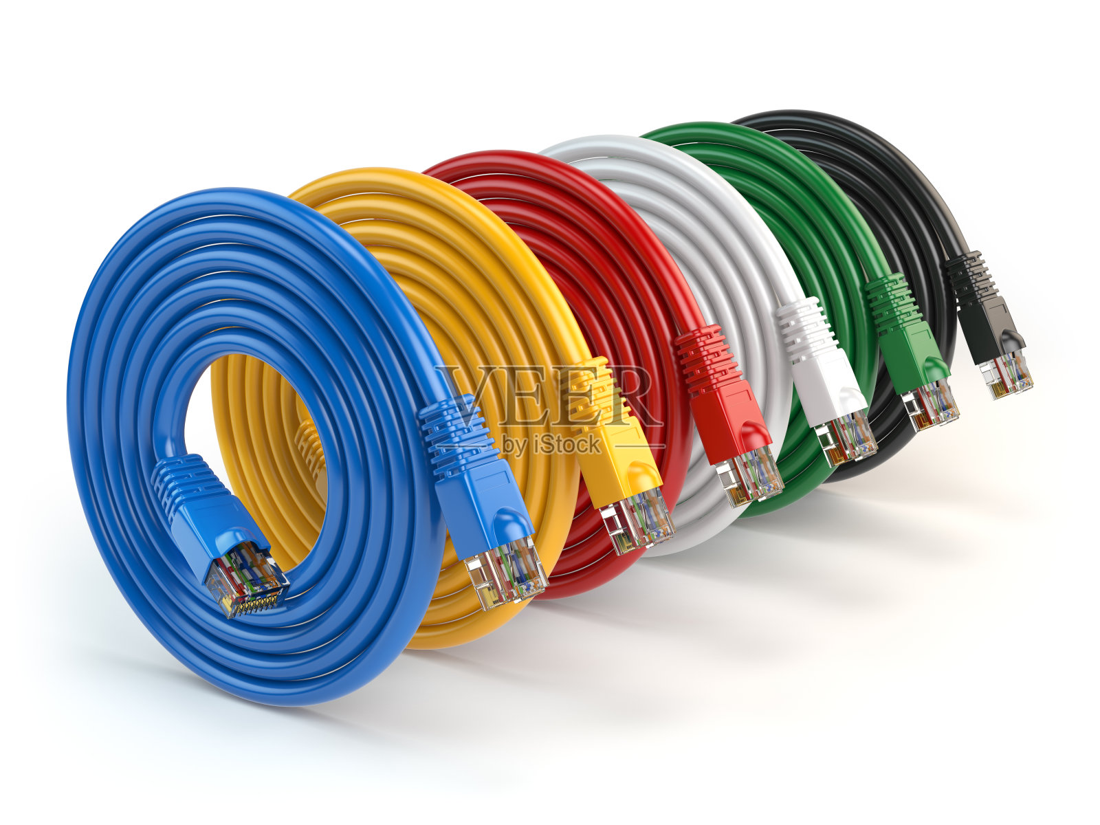 一套彩色的局域网网络连接以太网电缆。网线RJ45隔离在白色背景。照片摄影图片