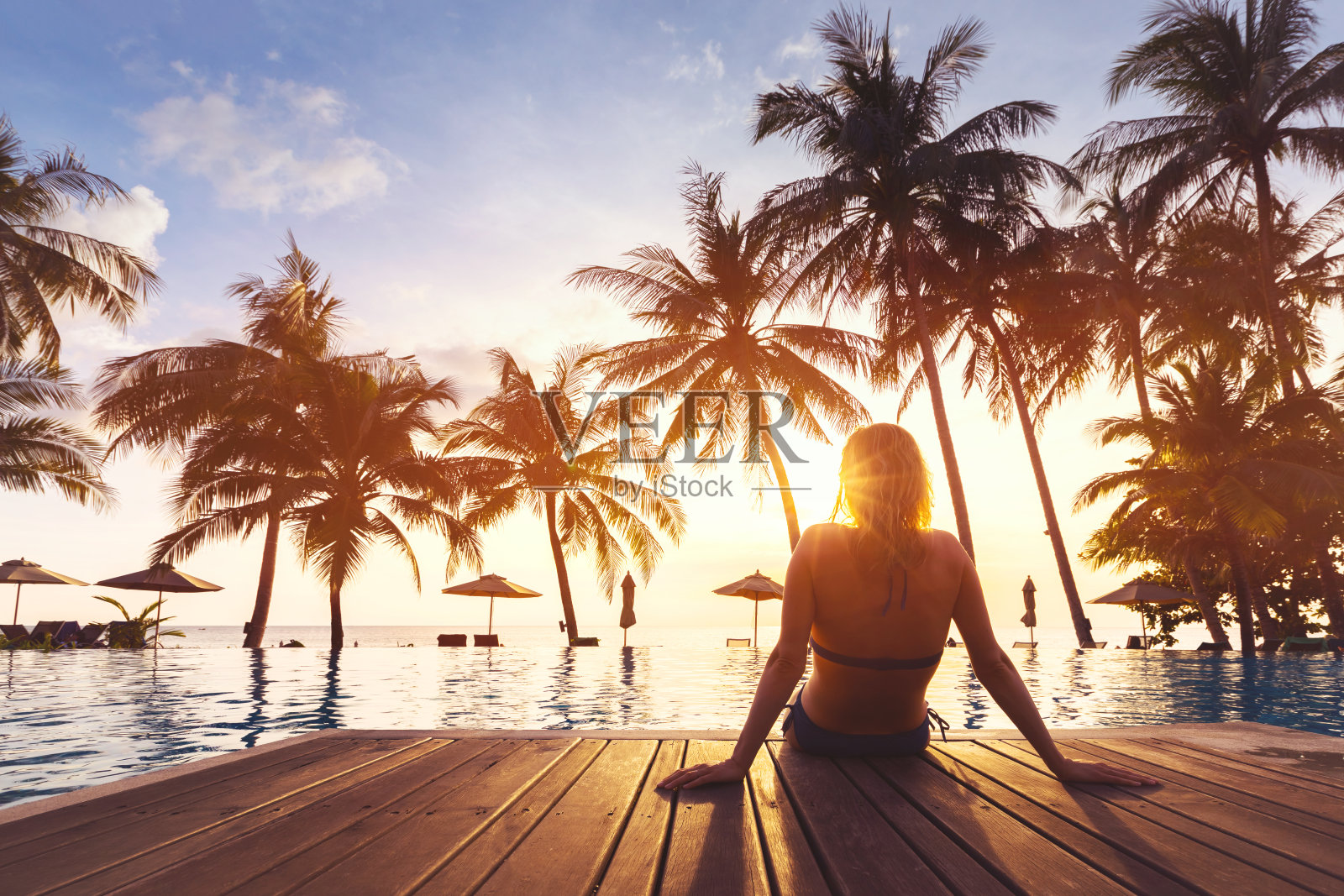女人享受假期豪华的海滨酒店度假游泳池照片摄影图片