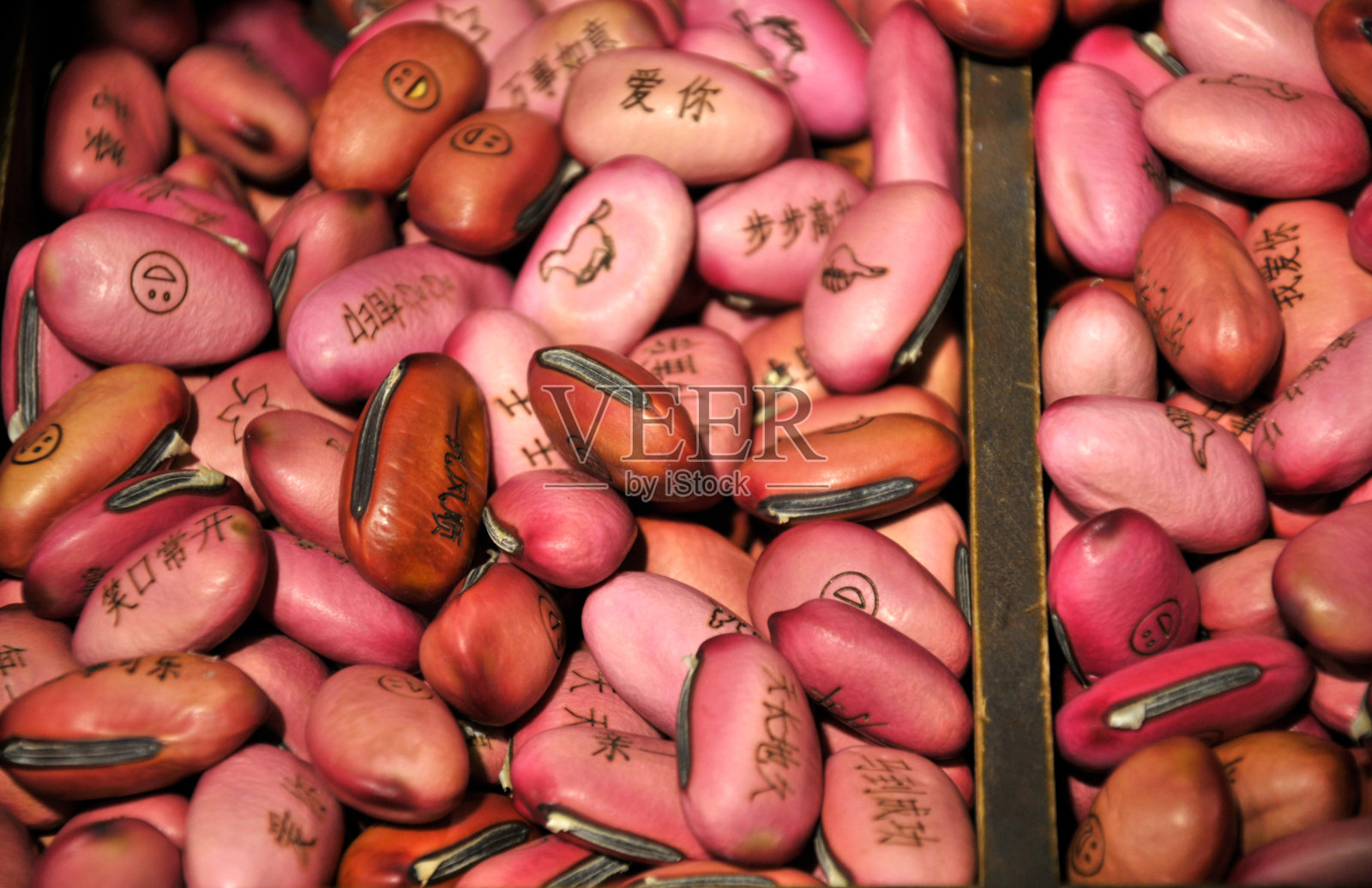 生干紫蚕豆与中文字庆祝，爱，希望在旅游纪念品商店照片摄影图片