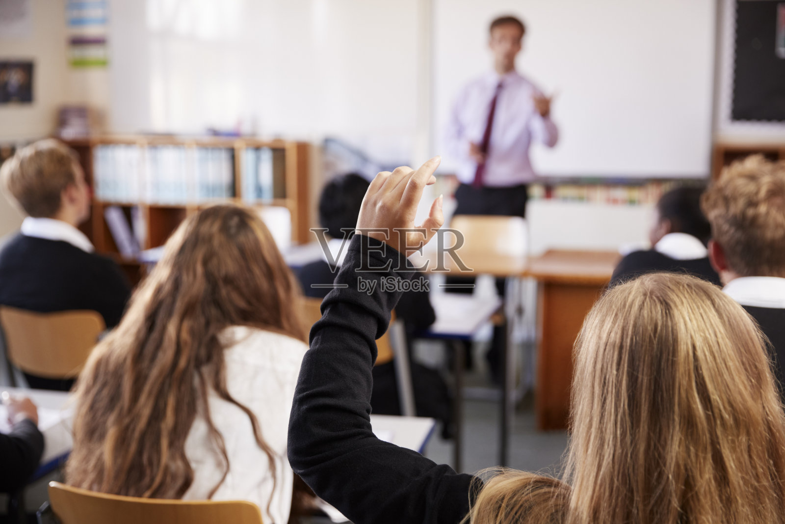 女学生在课堂上举手提问照片摄影图片