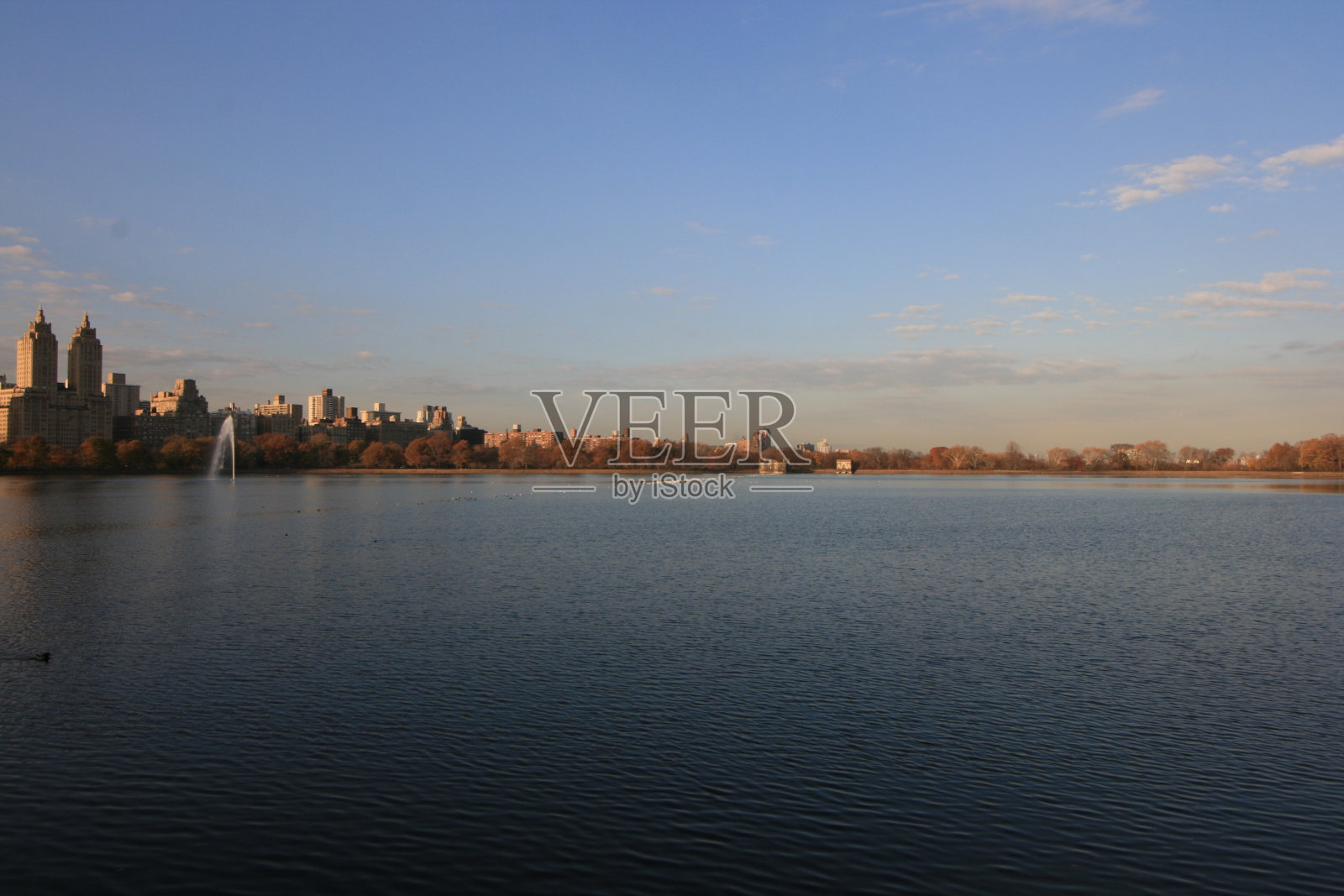 在纽约市中央公园的杰奎琳·肯尼迪水库周围按时钟行走照片摄影图片