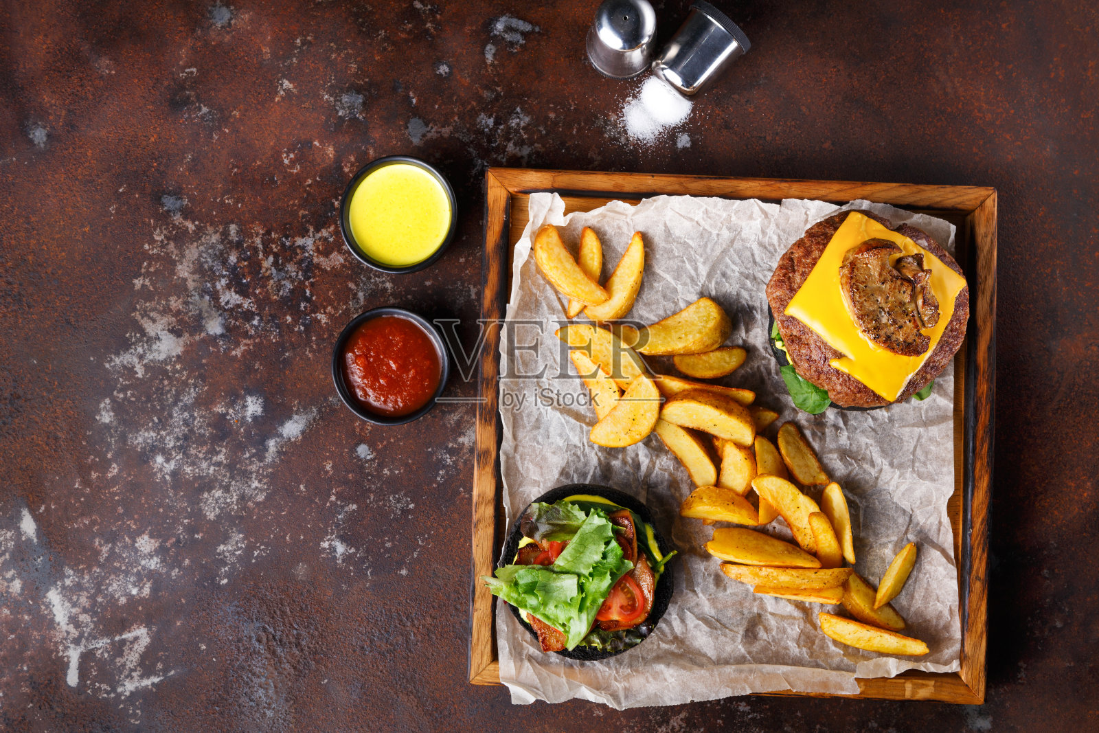 带走汉堡菜单上的木制托盘俯视图照片摄影图片
