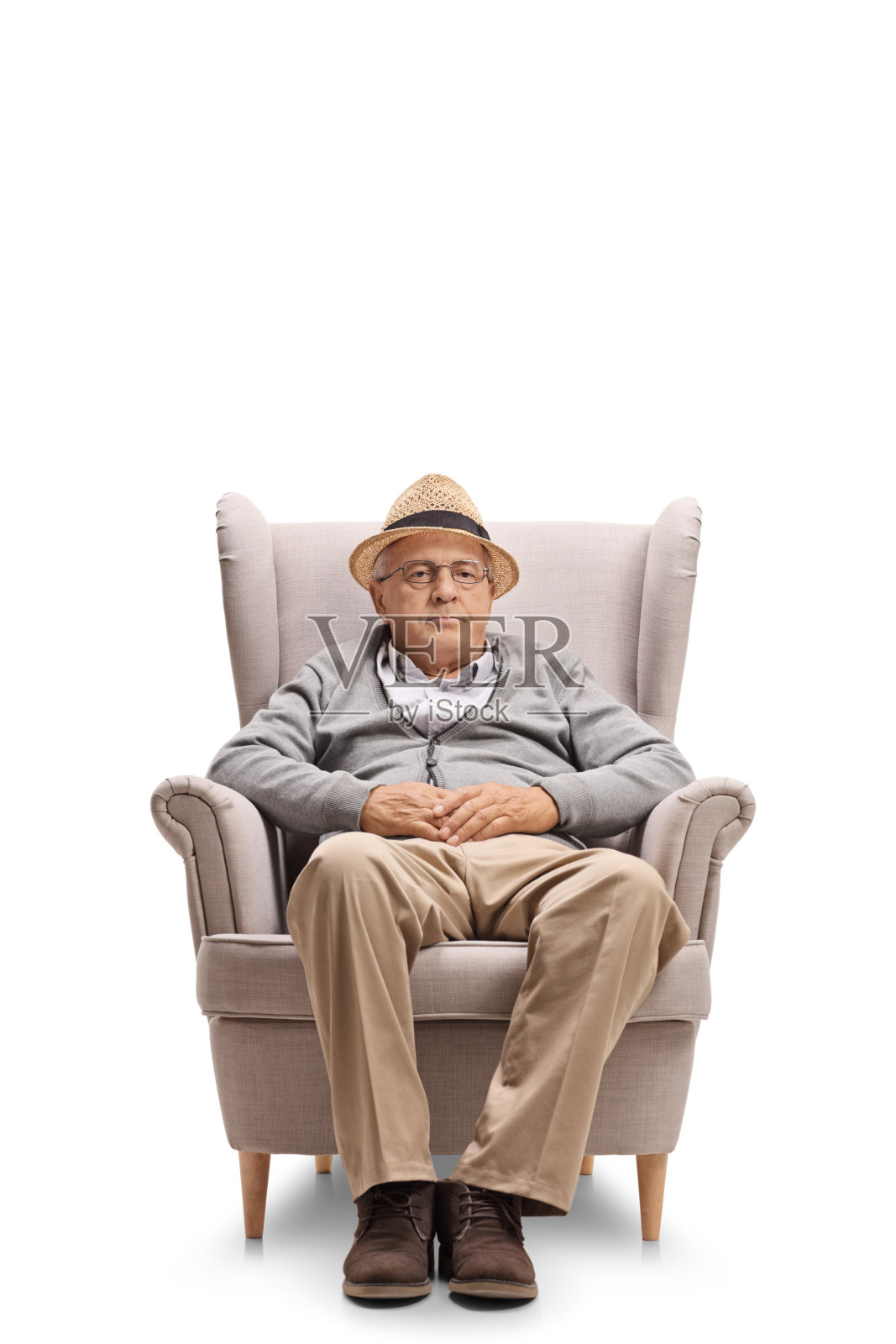 一个坐在扶手椅上的成熟男人照片摄影图片