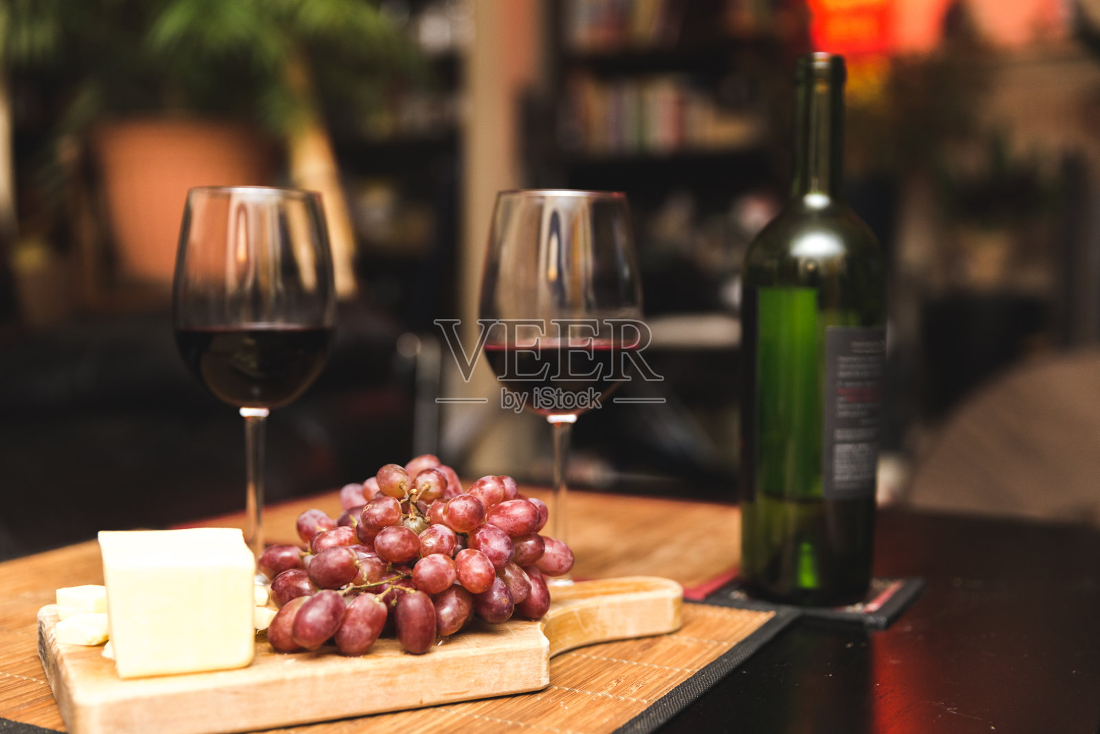 葡萄酒、葡萄和奶酪照片摄影图片